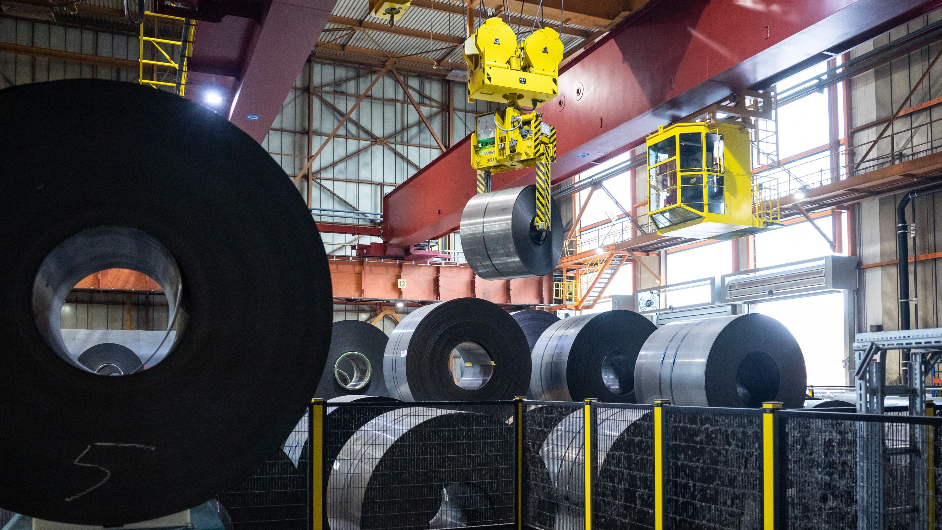 Stahlsparte zu verkaufen: Blick in eine Halle im Bochumer Elektrostahlwerk, das zu Thyssenkrupp Steel gehört - Lucas Bäuml