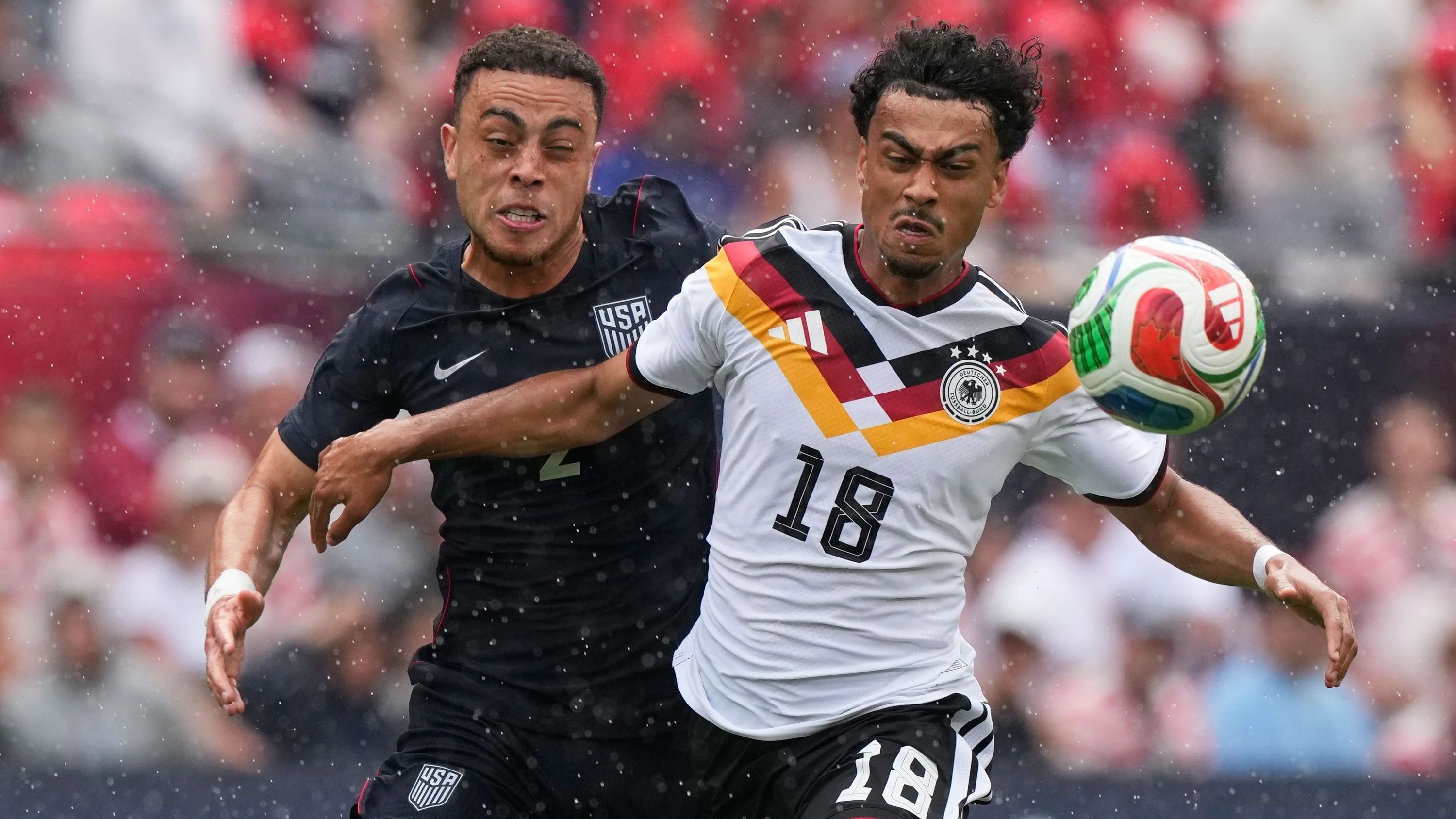 Sportartikelkonzerne: Nike gegen Adidas – WM-Kampf der Ausrü