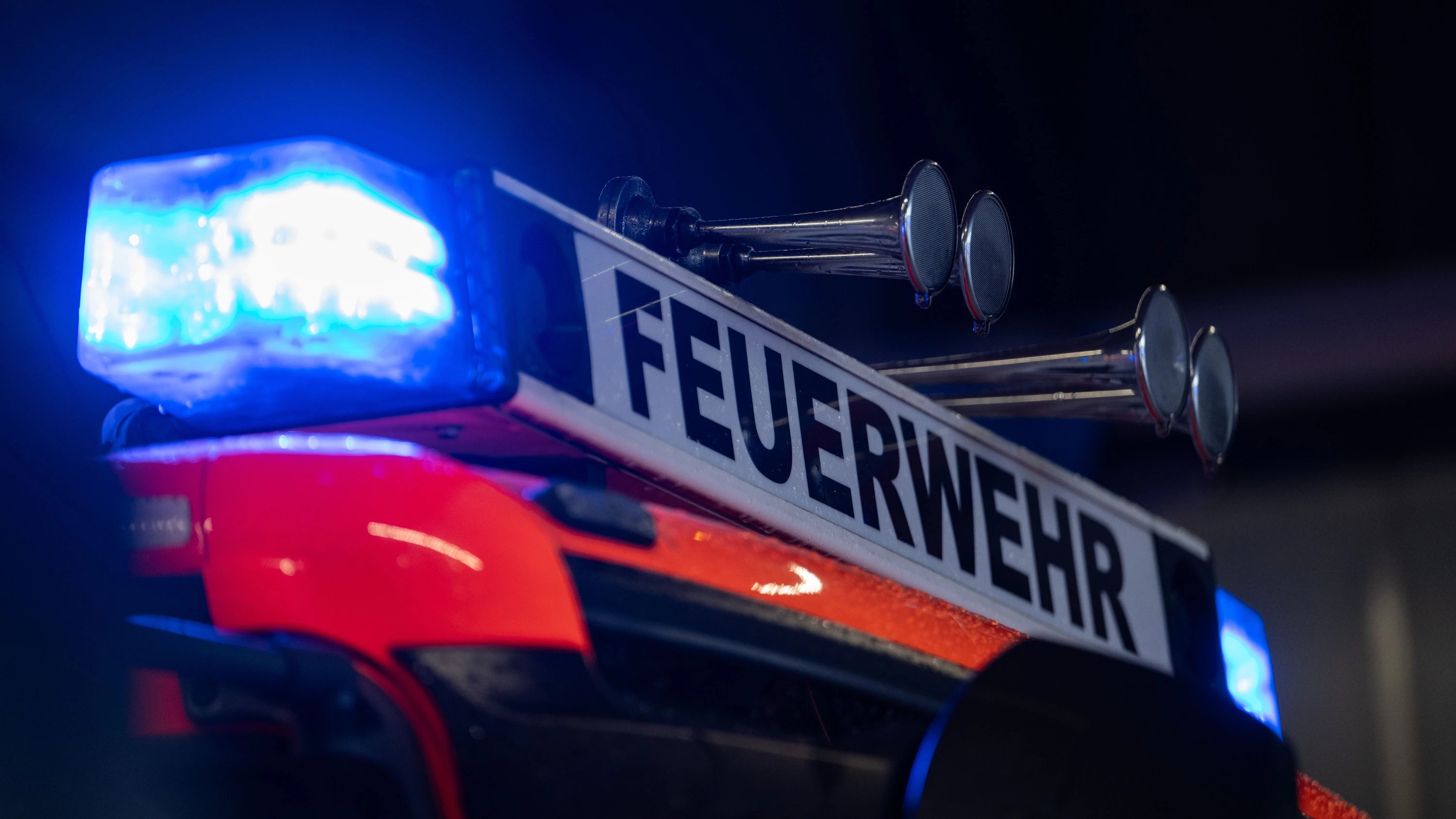 Unfall auf A 45: Auto gerät bei Seligenstadt in Brand