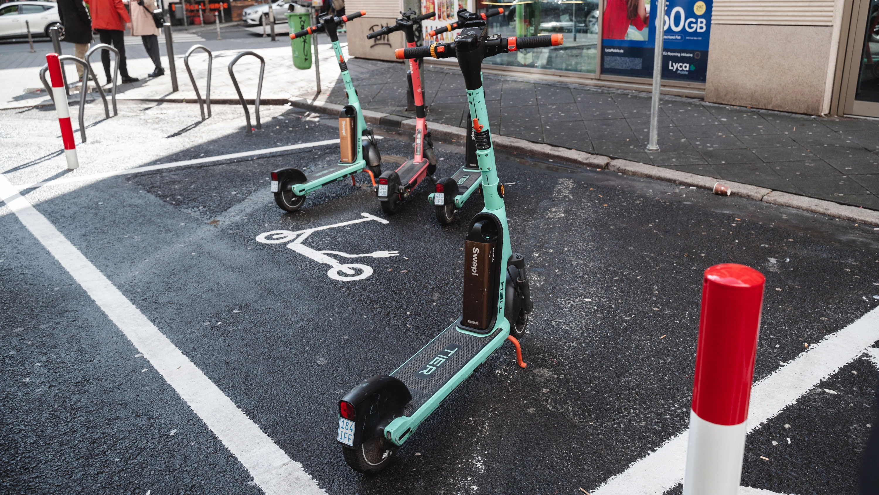 Im Frankfurter Bahnhofsviertel und in der Innenstadt sind schon früh feste Parkzonen für E-Scooter ausgewiesen worden. Jetzt folgen die Stadtteile. - Aaron Leithäuser