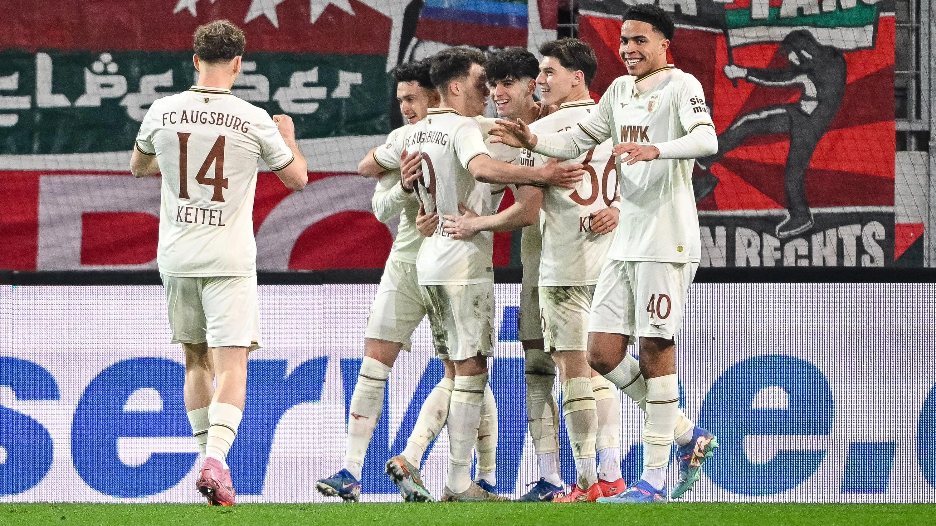 2:0-Sieg am Freitagabend: Der FC Augsburg verschärft die Kölner Krise