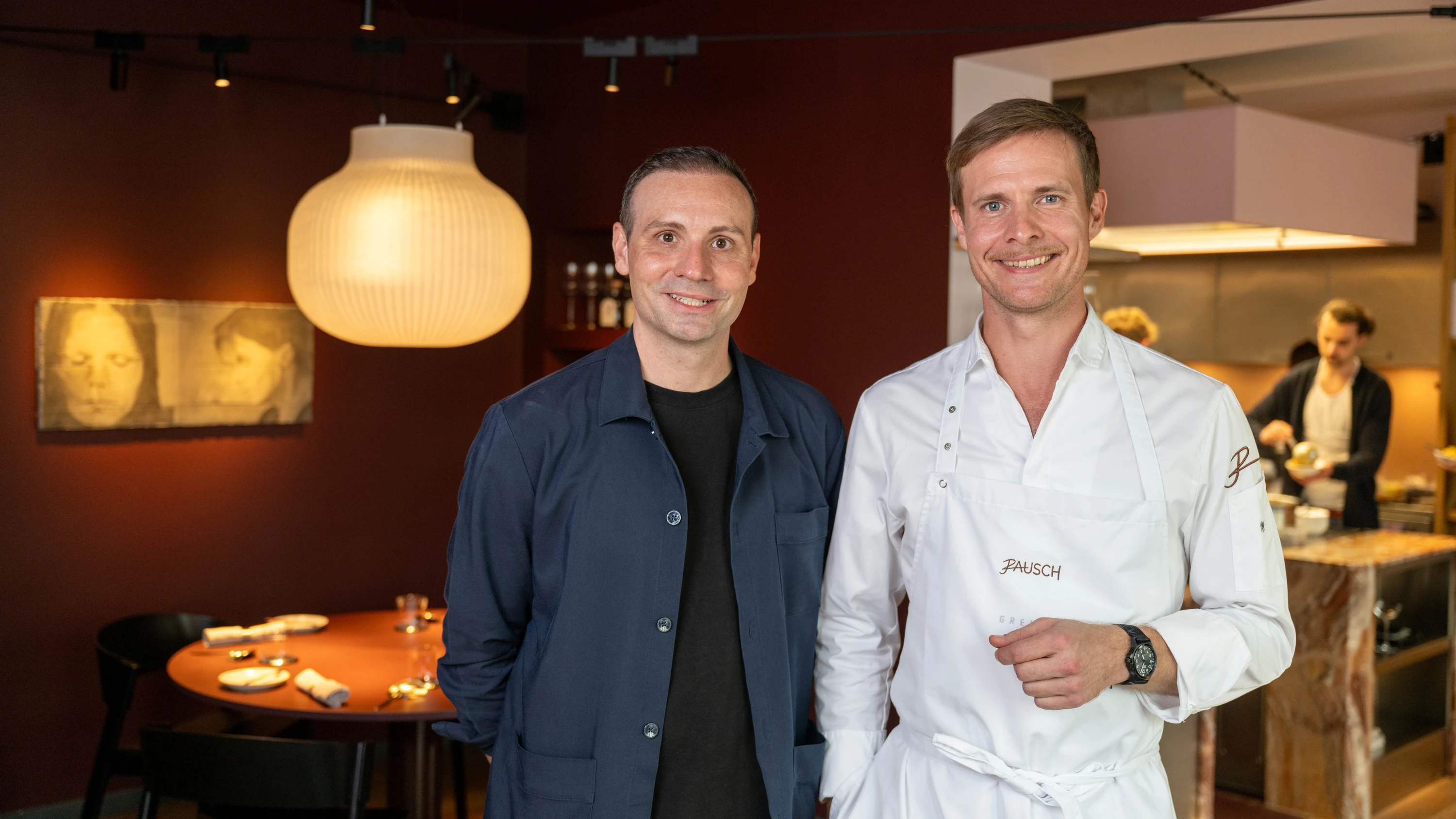 Beeindruckende kulinarische Reise: Küchenchef Jochim Busch (rechts) und Restaurantleiter Philipp Günther im Frankfurter „Rausch“, das auf Anhieb mit zwei Michelin-Sternen ausgezeichnet worden ist. - Wonge Bergmann