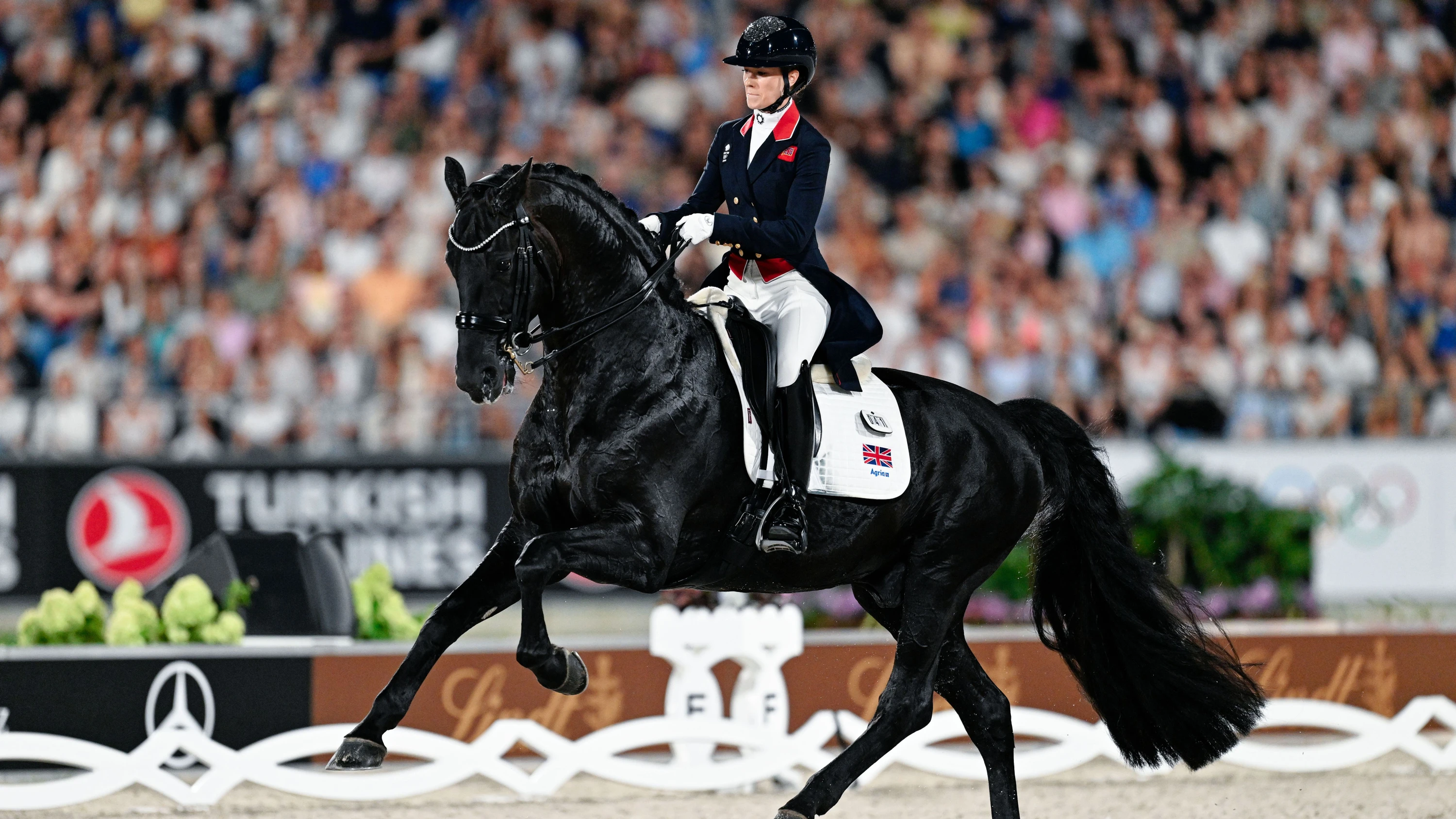 Heben ab: die alten und neuen Weltmeister in der Grand Prix Kür, Charlotte Fry und Glamourdale - dpa