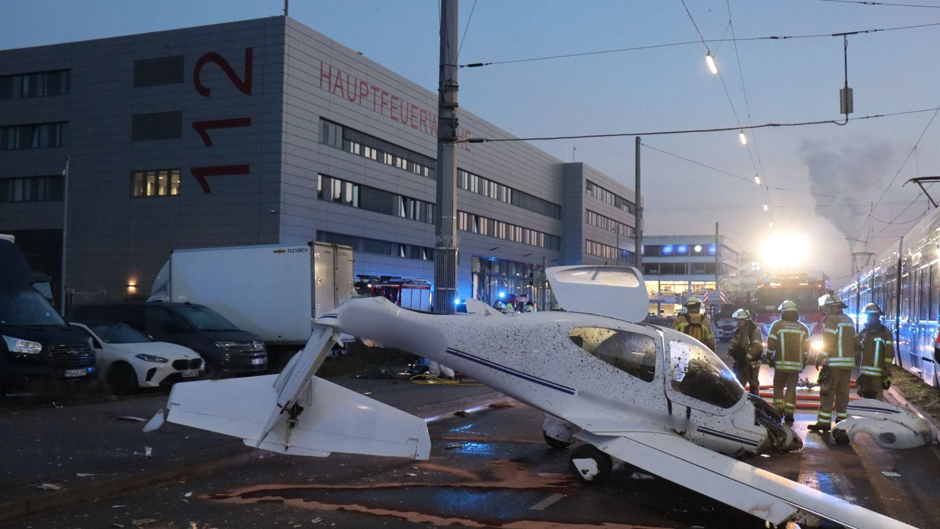 Auf der Straße: Flugzeug mitten in Mannheim notgelandet