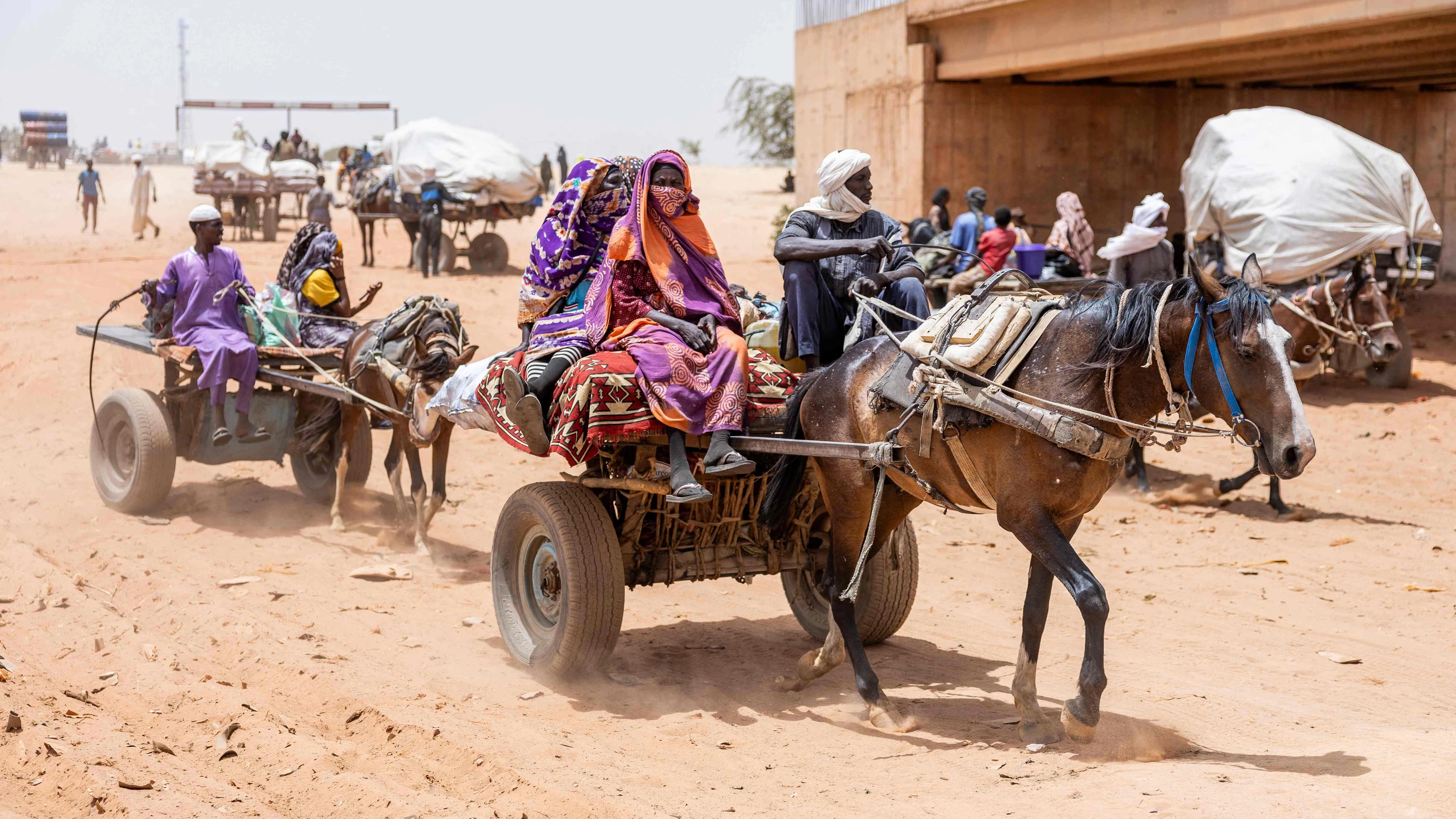 Menschen, die aus Sudan in den Tschad fliehen, am 8. Juni am Grenzübergang in Adré - AFP