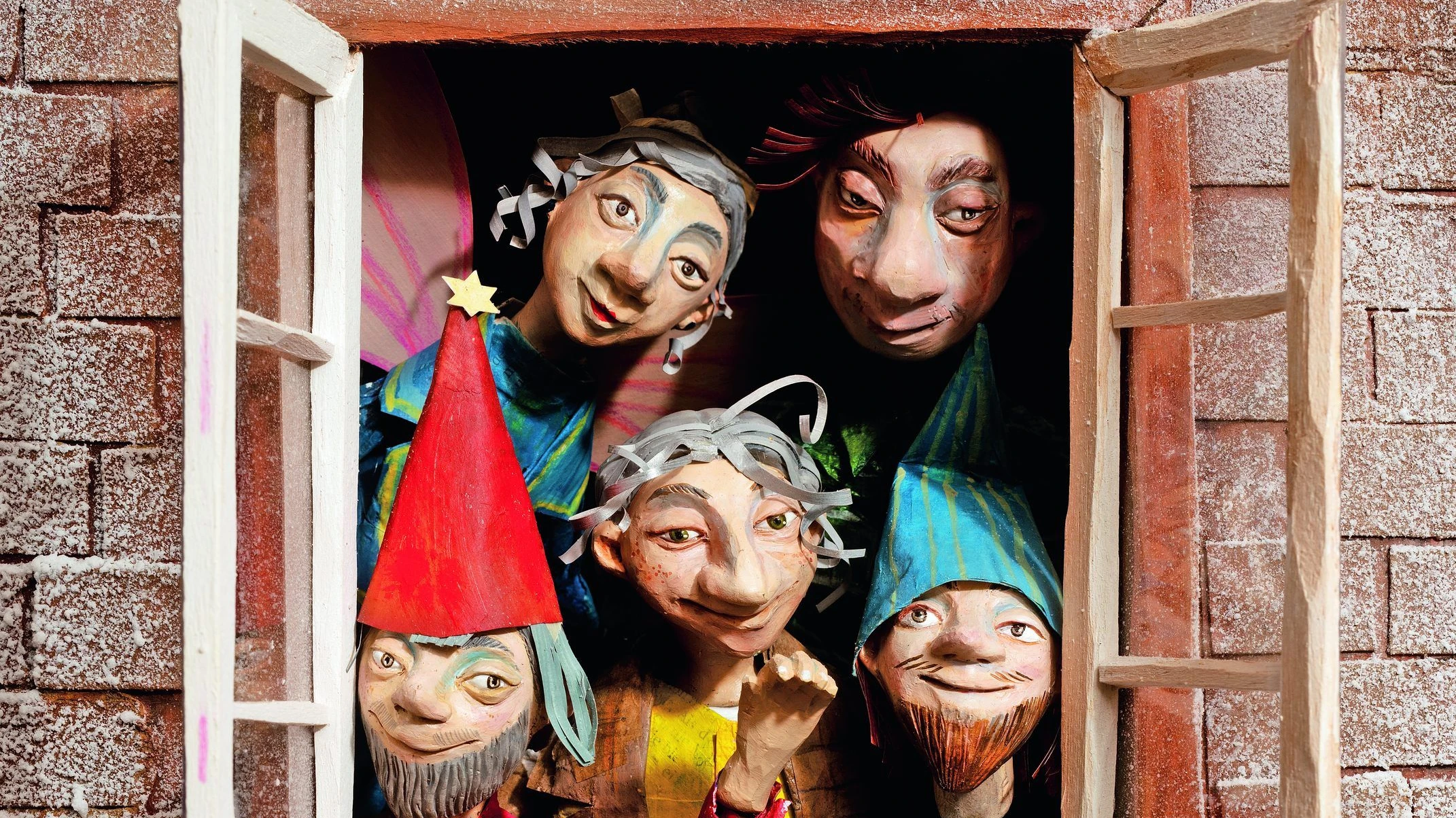 Verzauberte Fenster: Die Rückkehr der Adventskalender aus Papier Verzauberte Fenster: Die Rückkehr der Adventskalender aus Papier