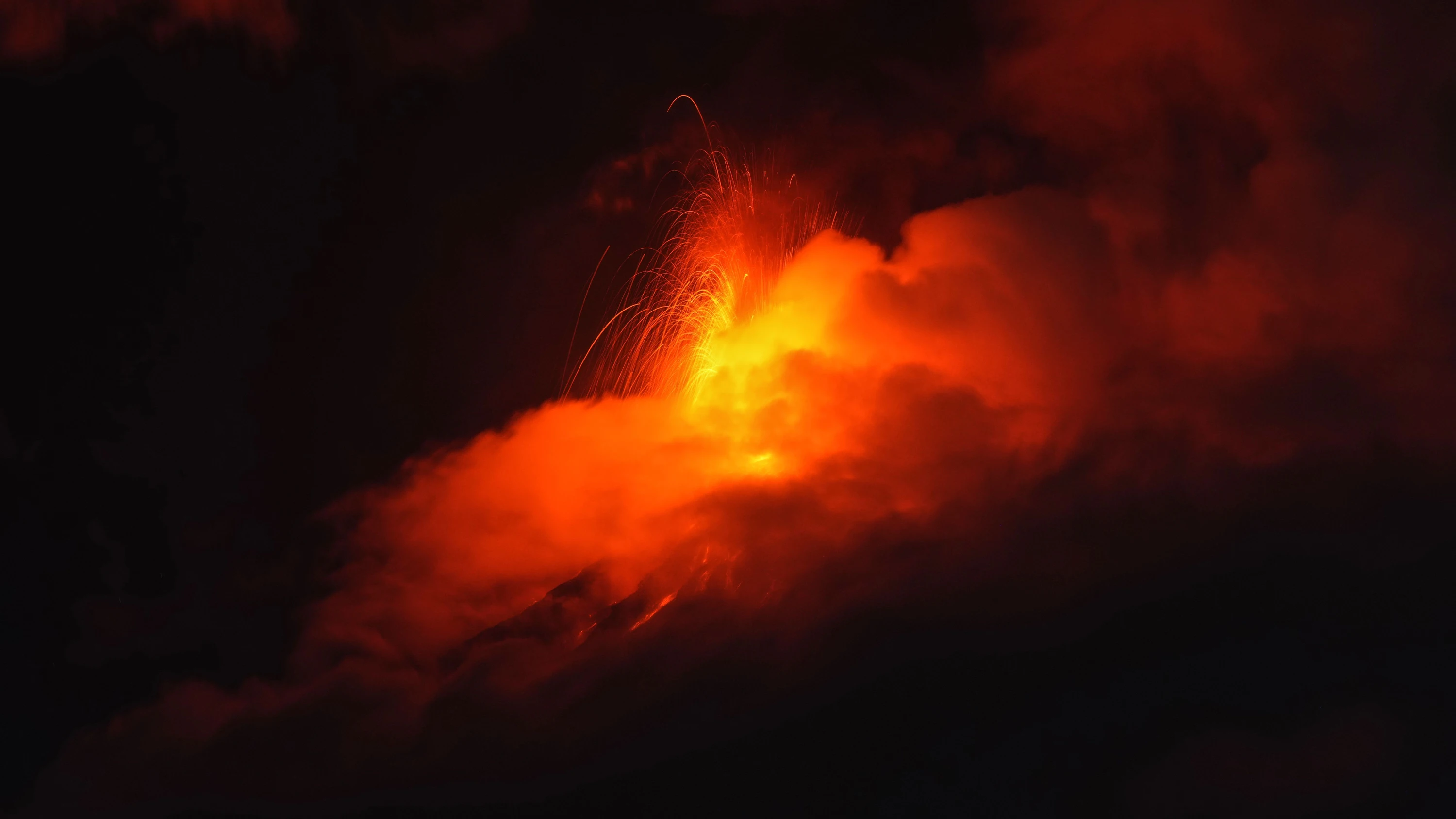 Guatemala, San Juán Alotenango: Aus dem Krater des Vulkans Fuego fließt Lava. Der knapp 3800 Meter hohe Feuervulkan liegt auf dem sogenannten Pazifischen Feuerring, der seismisch aktivsten Zone der Erde. - dpa