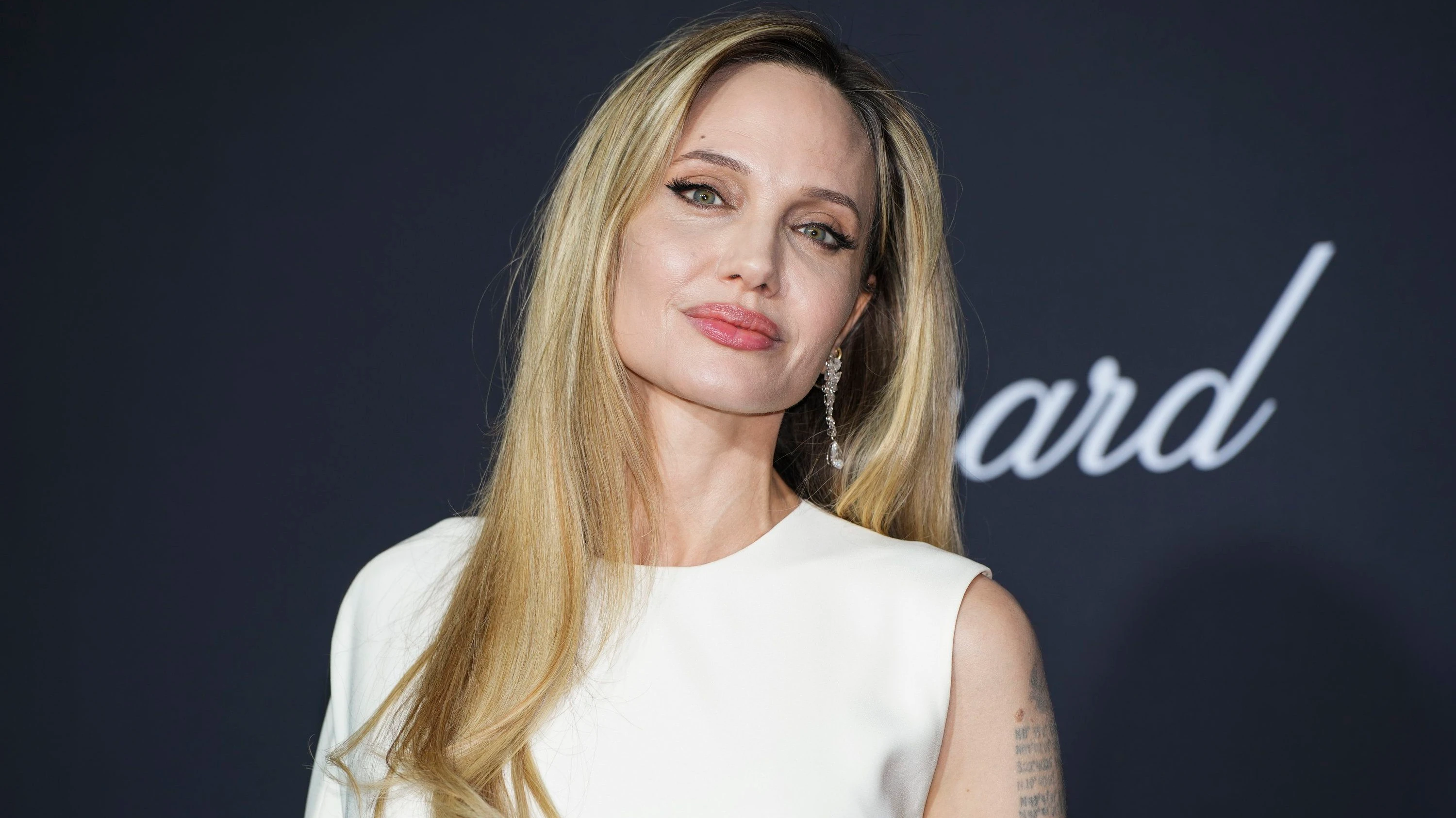 Neues von den Promis: Angelina Jolie zeigt erstmals Narben ihrer Brustamputation Neues von den Promis: Angelina Jolie zeigt erstmals Narben ihrer Brustamputation