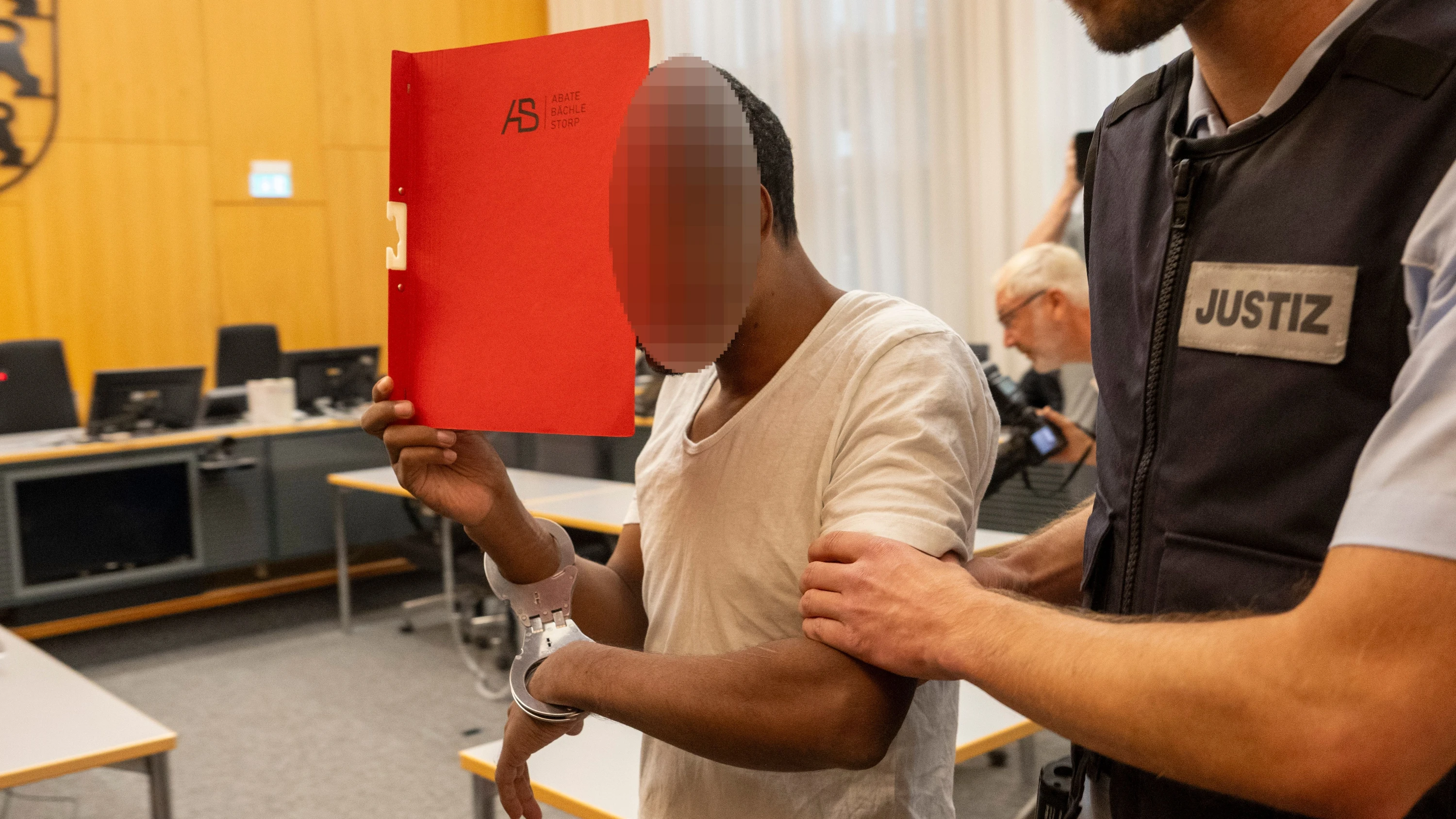 Im Landgericht Ulm: Nachdem der Angeklagte einen Mann in einem Elektrofachmarkt niedergestochen hatte, eilten zwei Mitarbeiter dem Verletzten zu Hilfe und wurden infolgedessen selbst getroffen. - dpa