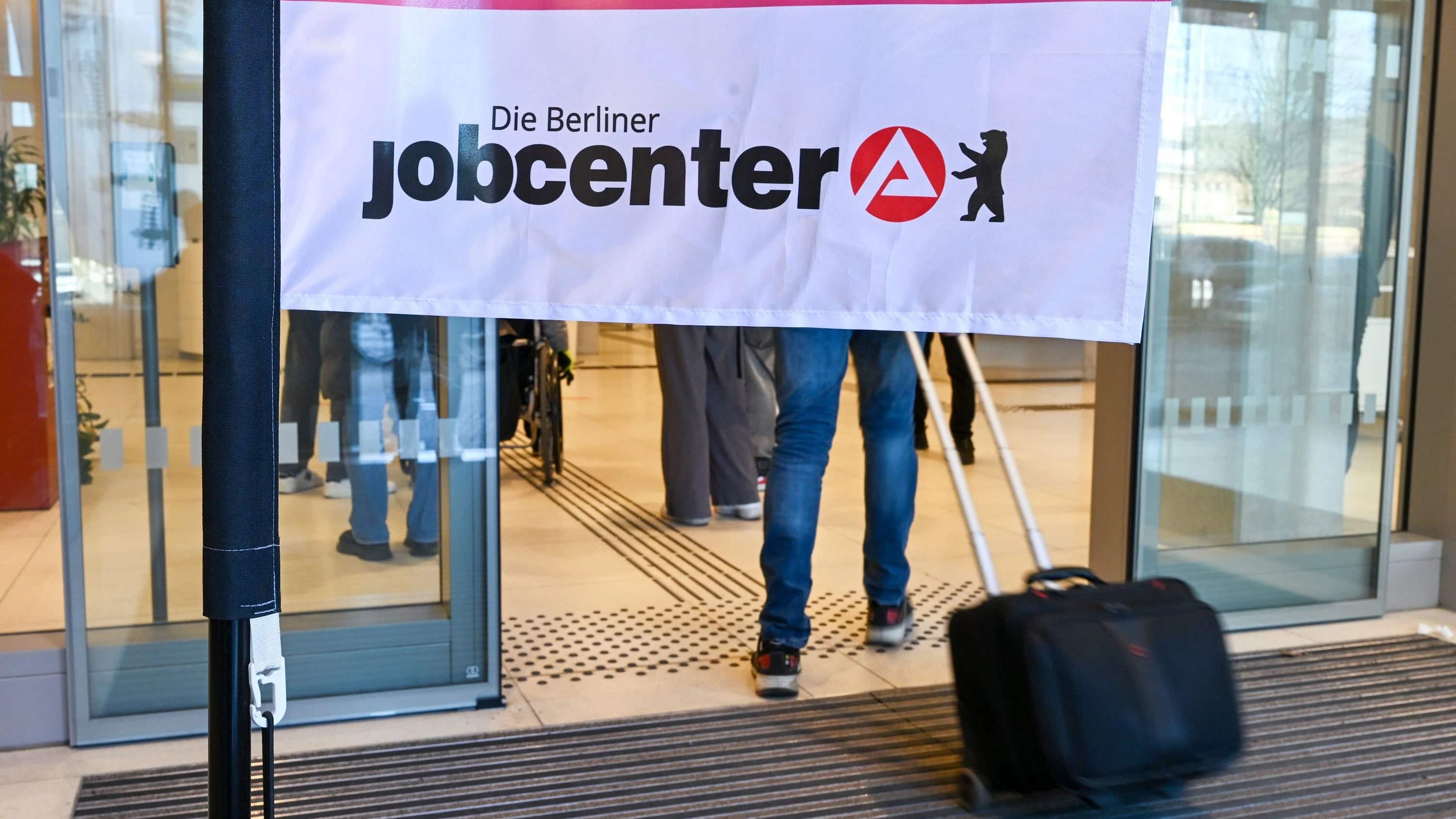 Ein Jobcenter der Bundesagentur für Arbeit in Berlin - dpa