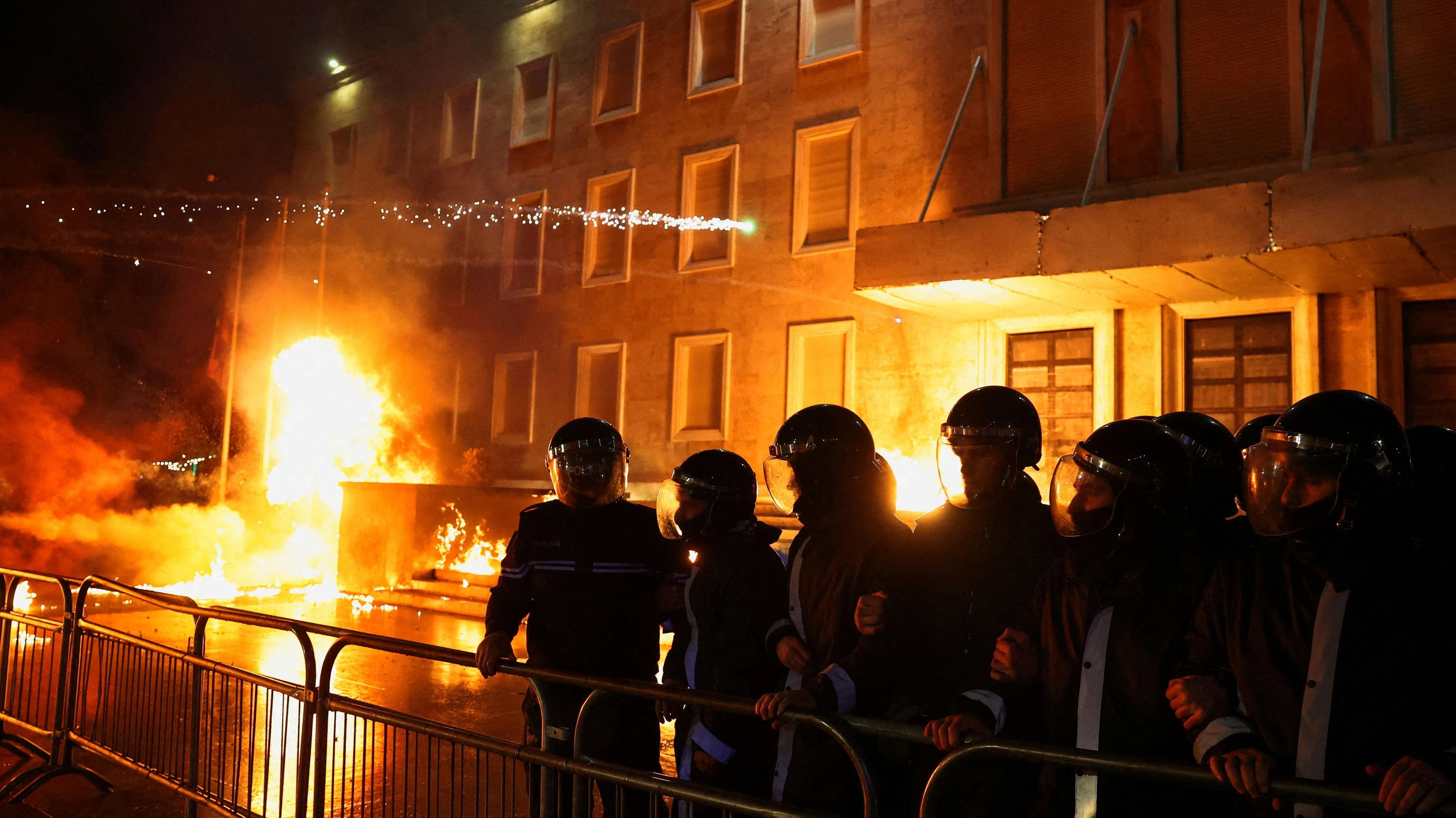 Demos gegen Premier Rama: Ausschreitungen bei regierungskritischen Protesten in Albanien Demos gegen Premier Rama: Ausschreitungen bei regierungskritischen Protesten in Albanien