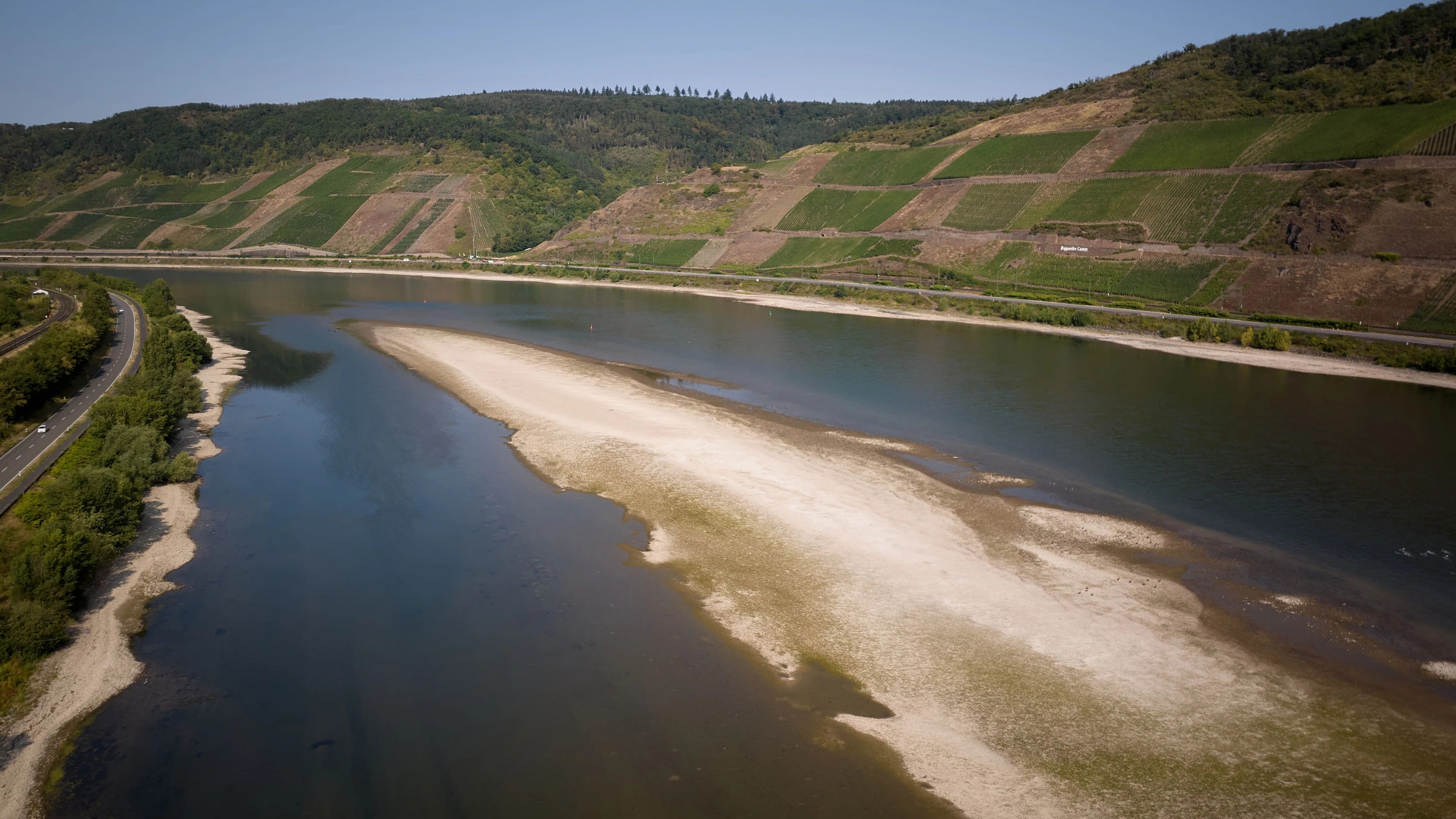 Spuren der Hitze: Sandbänke sind zu sehen am Rhein bei Osterspai. - dpa