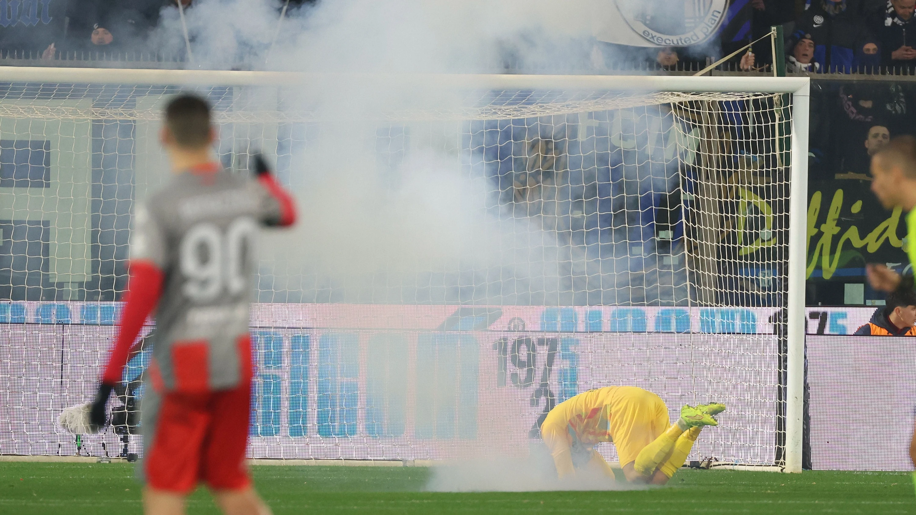 Böllerwurf auf Torwart: Fan verliert mehrere Finger und wird festgenommen Böllerwurf auf Torwart: Fan verliert mehrere Finger und wird festgenommen