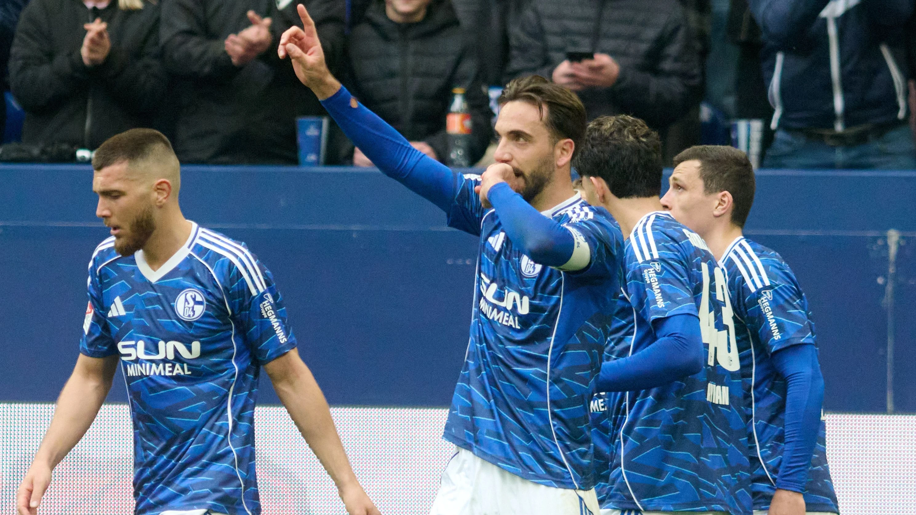 Zweite Bundesliga: Schalke bleibt Erster, bangt aber um die wichtigsten Spieler