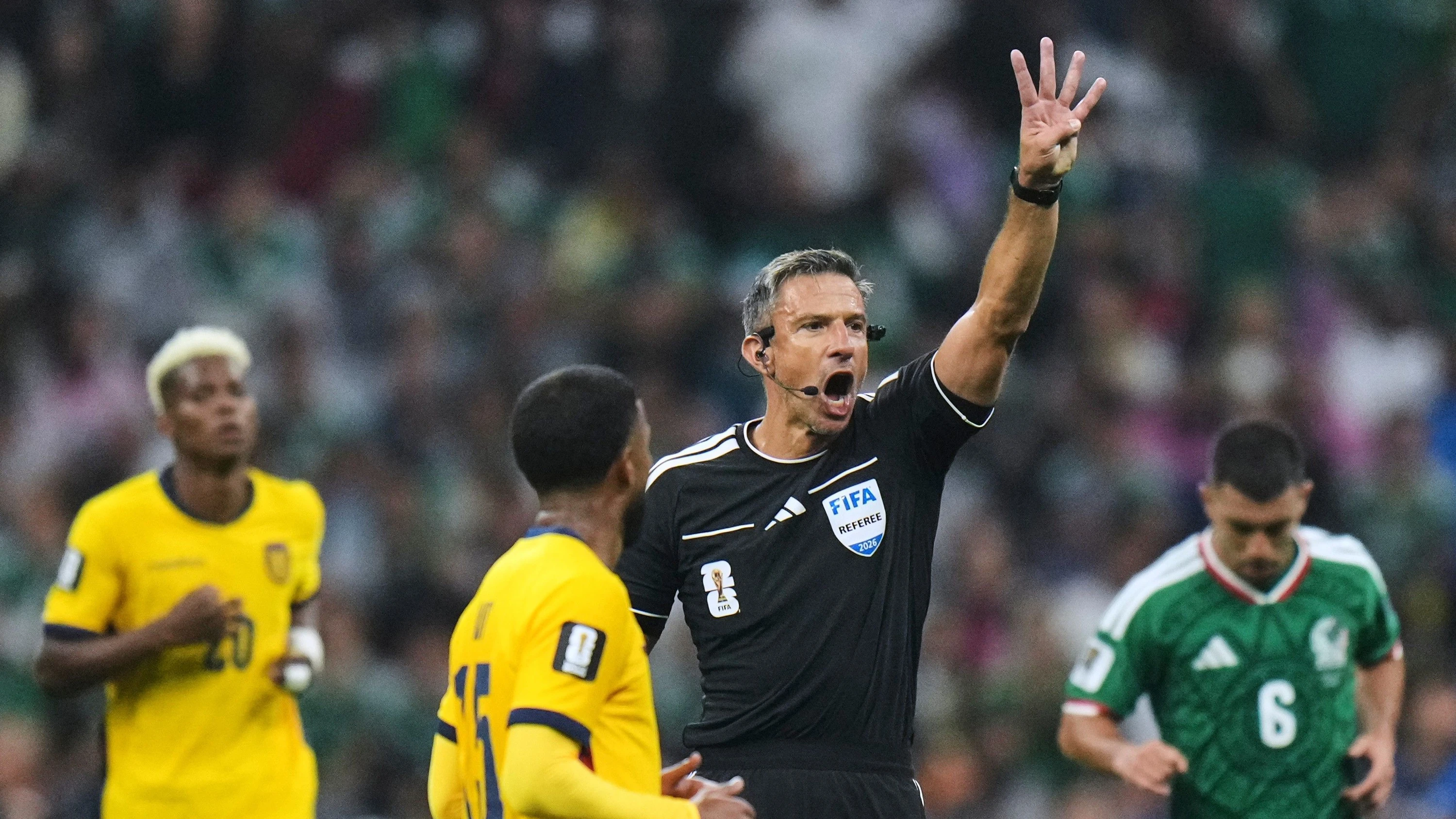 Fünf Sekunden für den Einwurf: Der slowenische Schiedsrichter Slavko Vincic leitet das WM-Finale zwischen Spanien und Argentinien - dpa