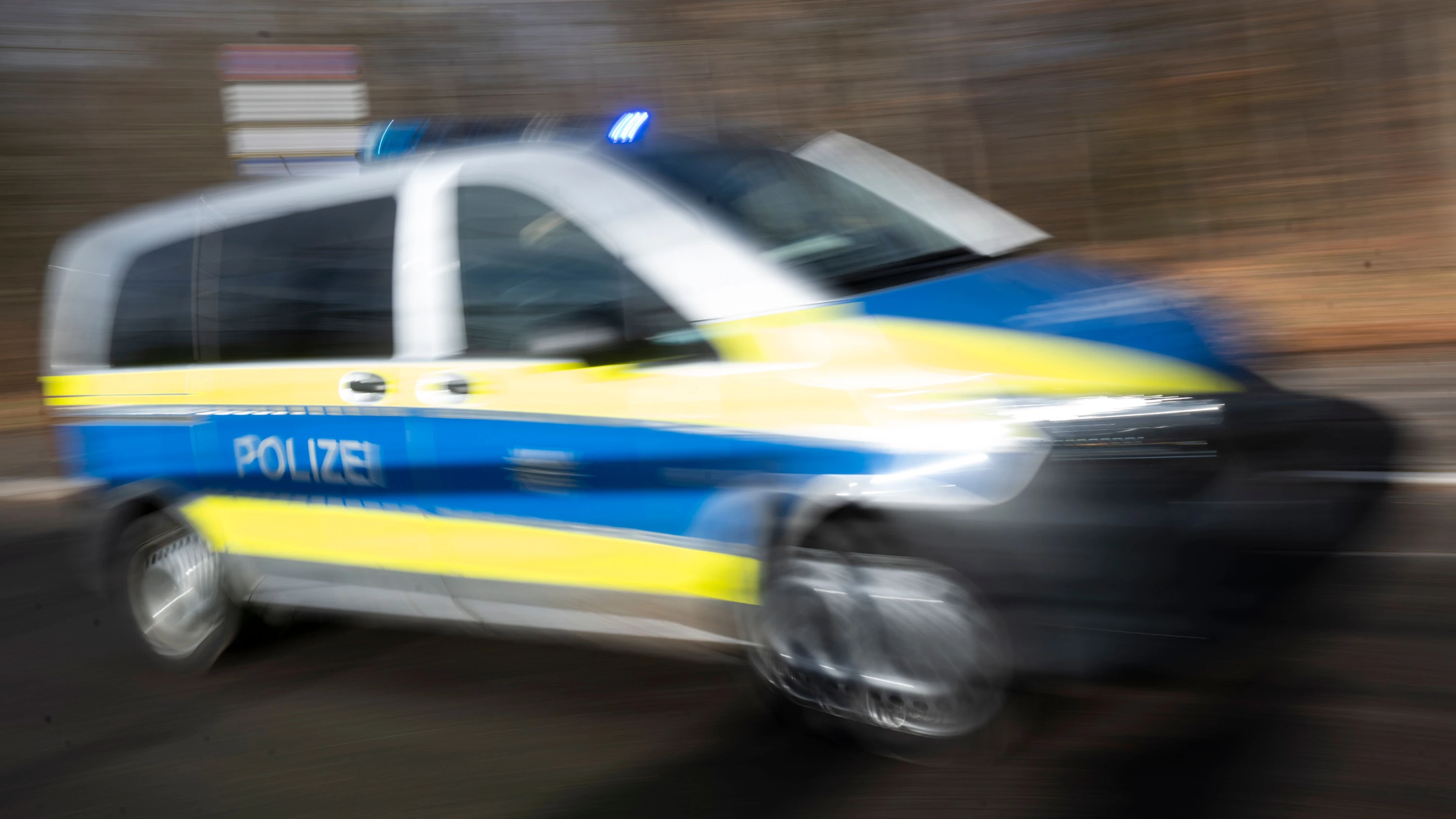 Bild: Unwetter: Zwei Tote bei Unfall auf regennasser Straße in Baden-Württemberg