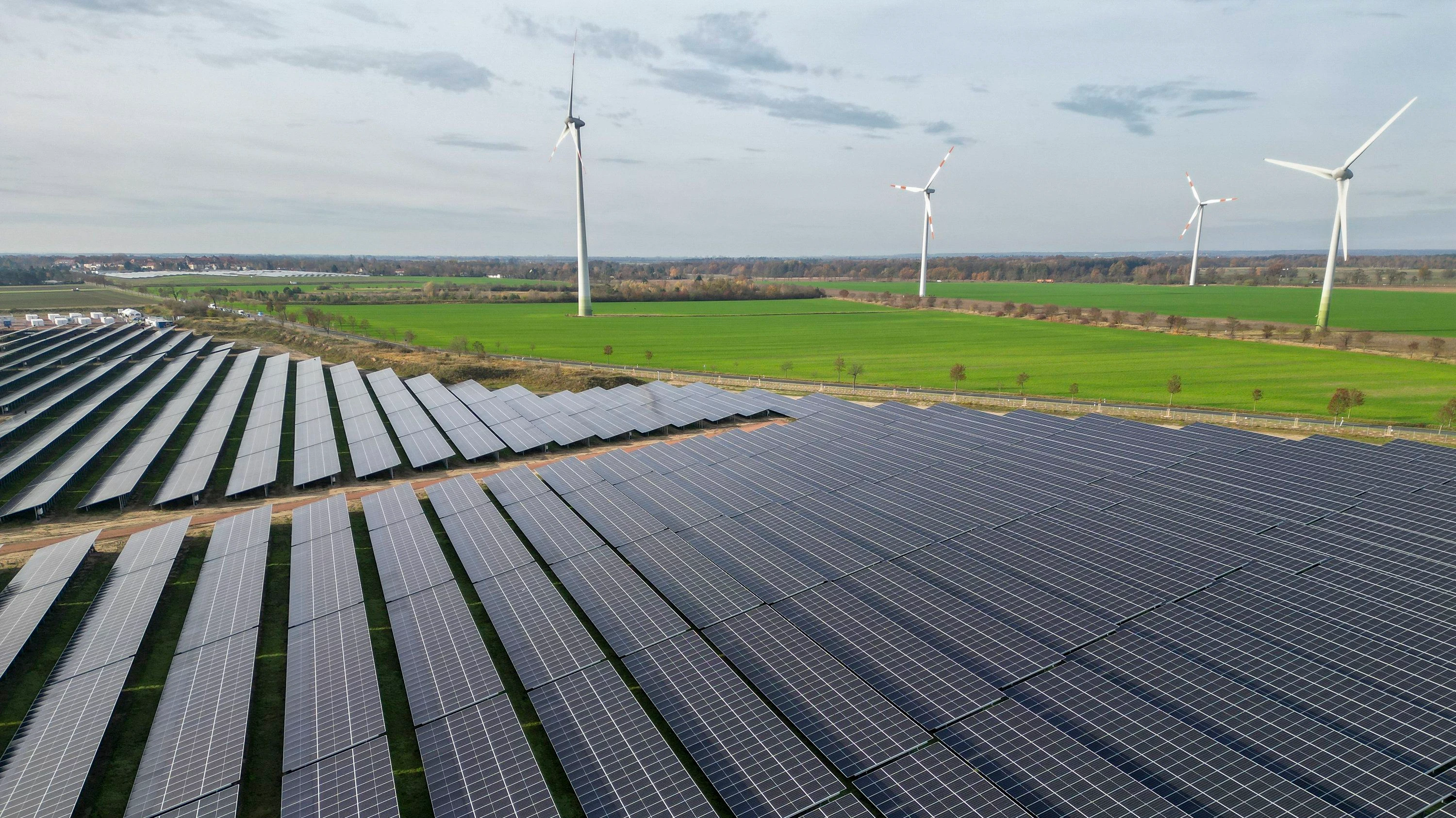 Europas Strommix 2025: Wind und Sonne lieferten mehr Strom als fossile Brennstoffe