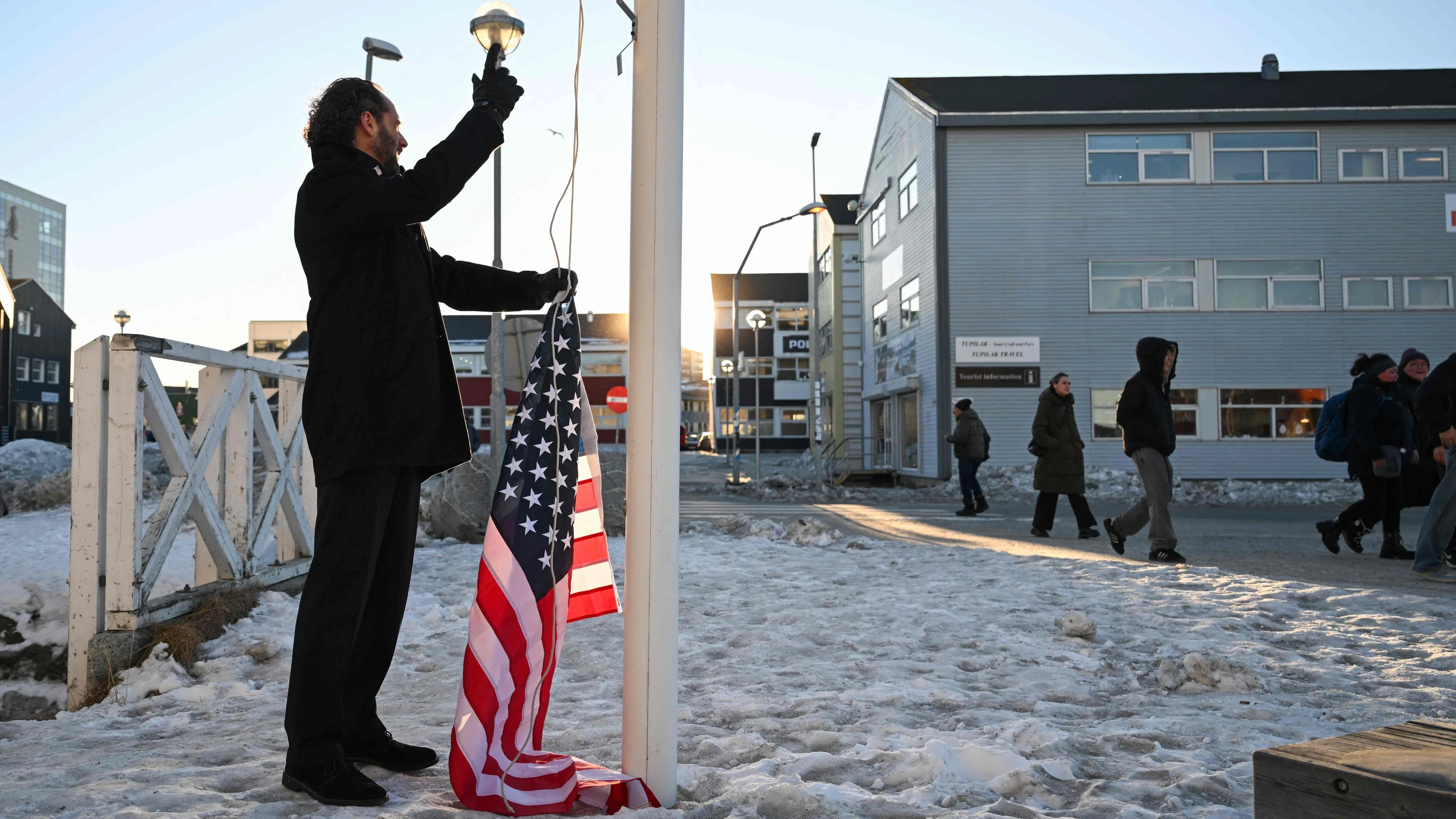 Maxi Schafroth: „Nicht lustig“: Deutscher Satiriker löst in Grönland mit US-Fahne Empörung aus