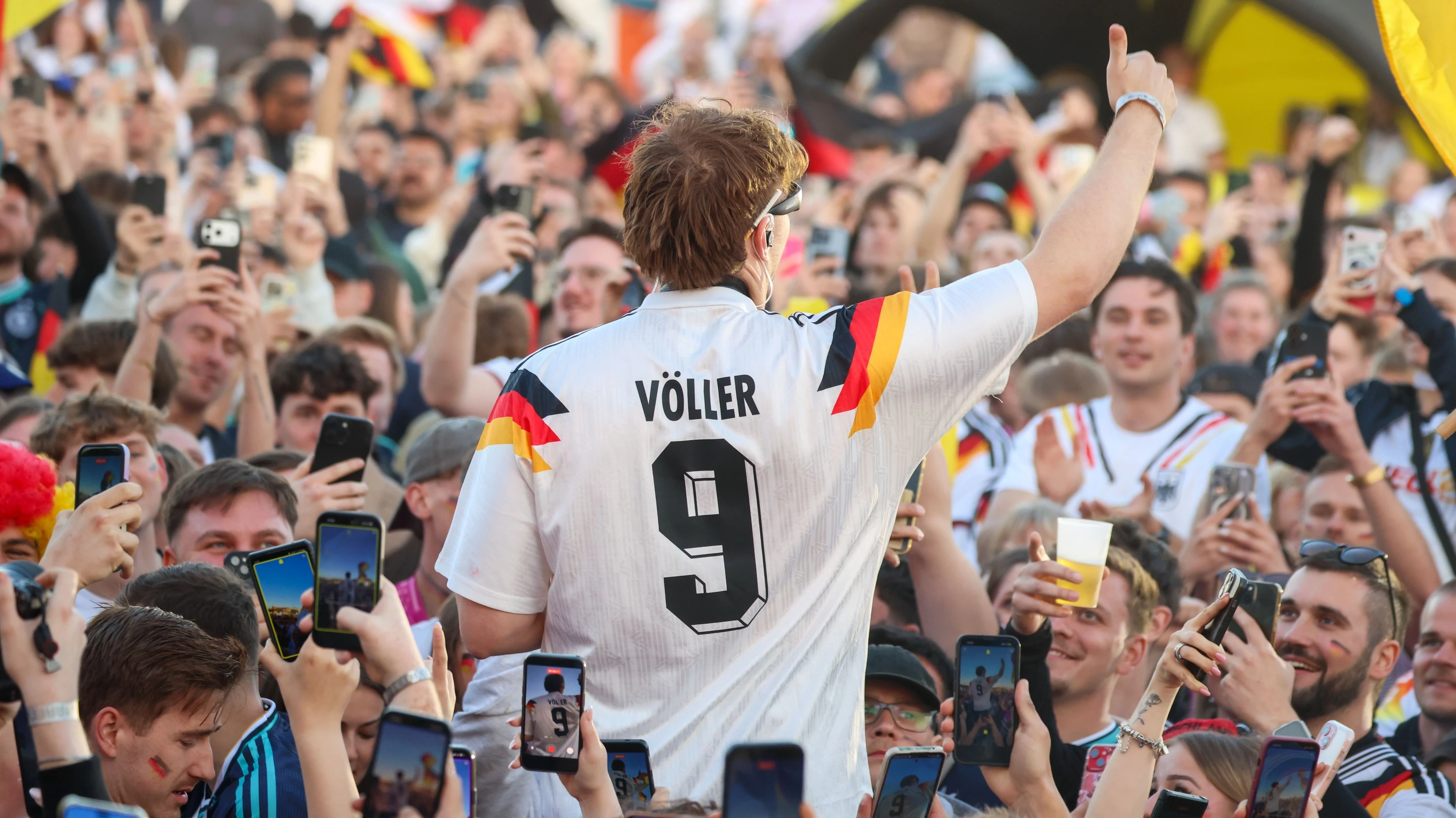 Bild: Fußballmode: Der neue Trend zum Deutschlandtrikot – ein Ausdruck des Rechtsrucks?