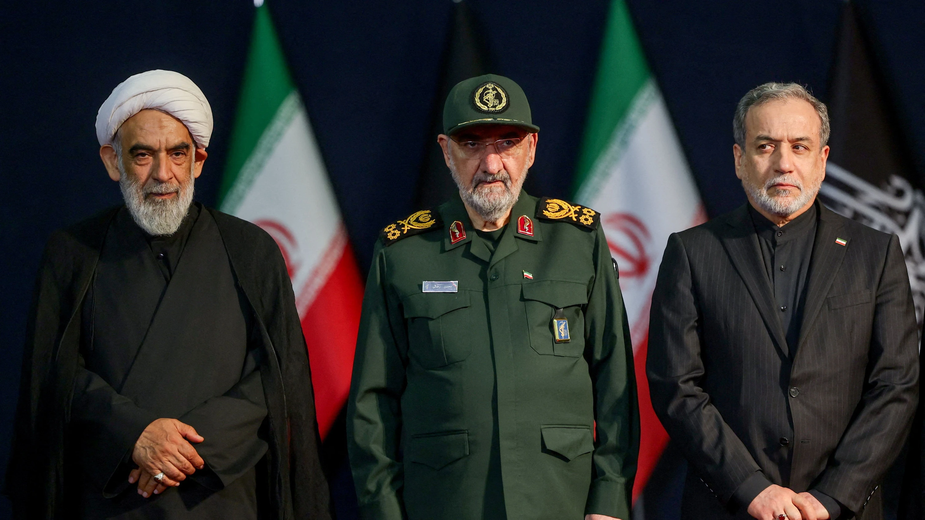 Vertrauter des Obersten Führers: Mohsen Rezai (Mitte) Anfang Juli in Teheran auf der Trauerfeier für den getöteten Ali Khamenei Member zusammen mit Außenminister Abbas Araghchi (rechts) und dem Mitglied des Expertenrats Mohsen Qomi - Reuters