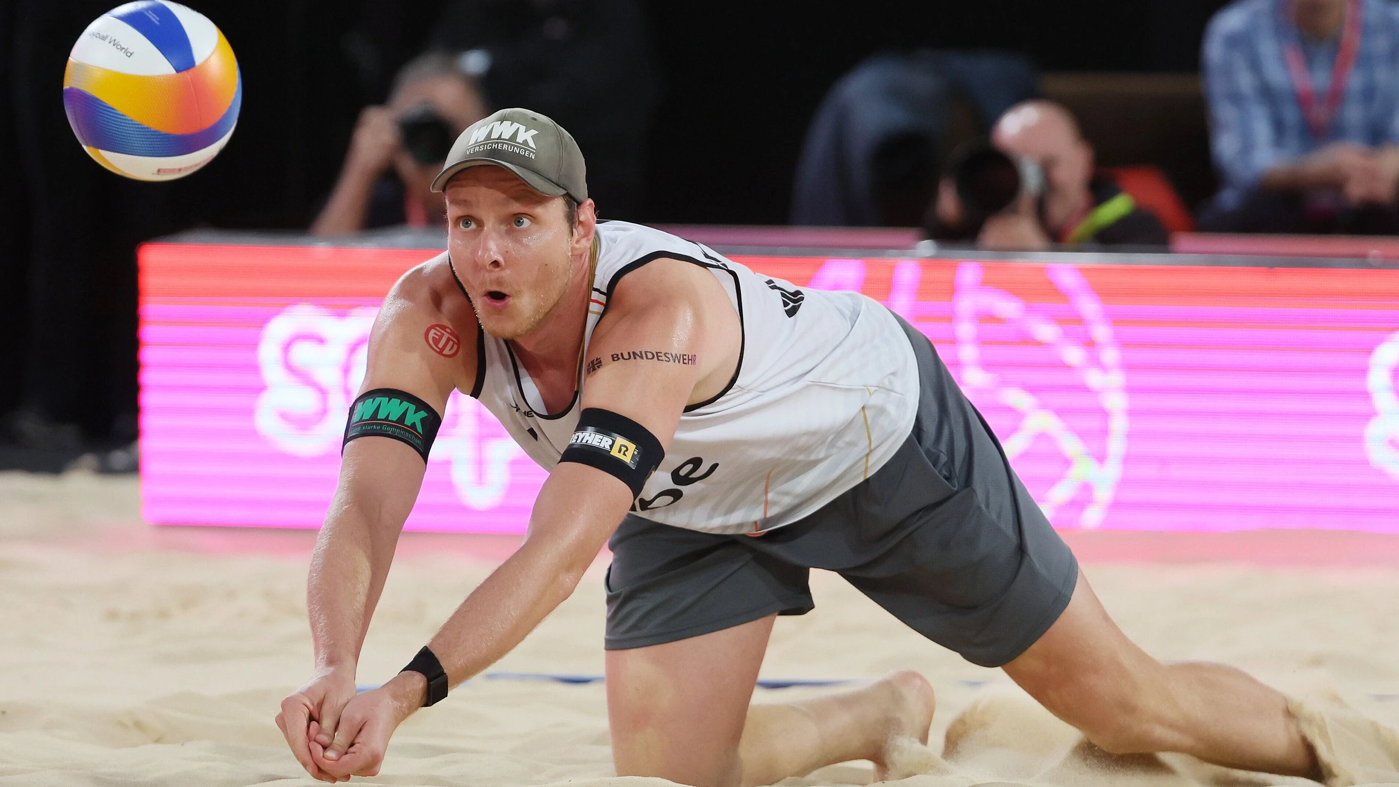 Beachvolleyball in Hamburg: Baggern auf der Galopprennbahn