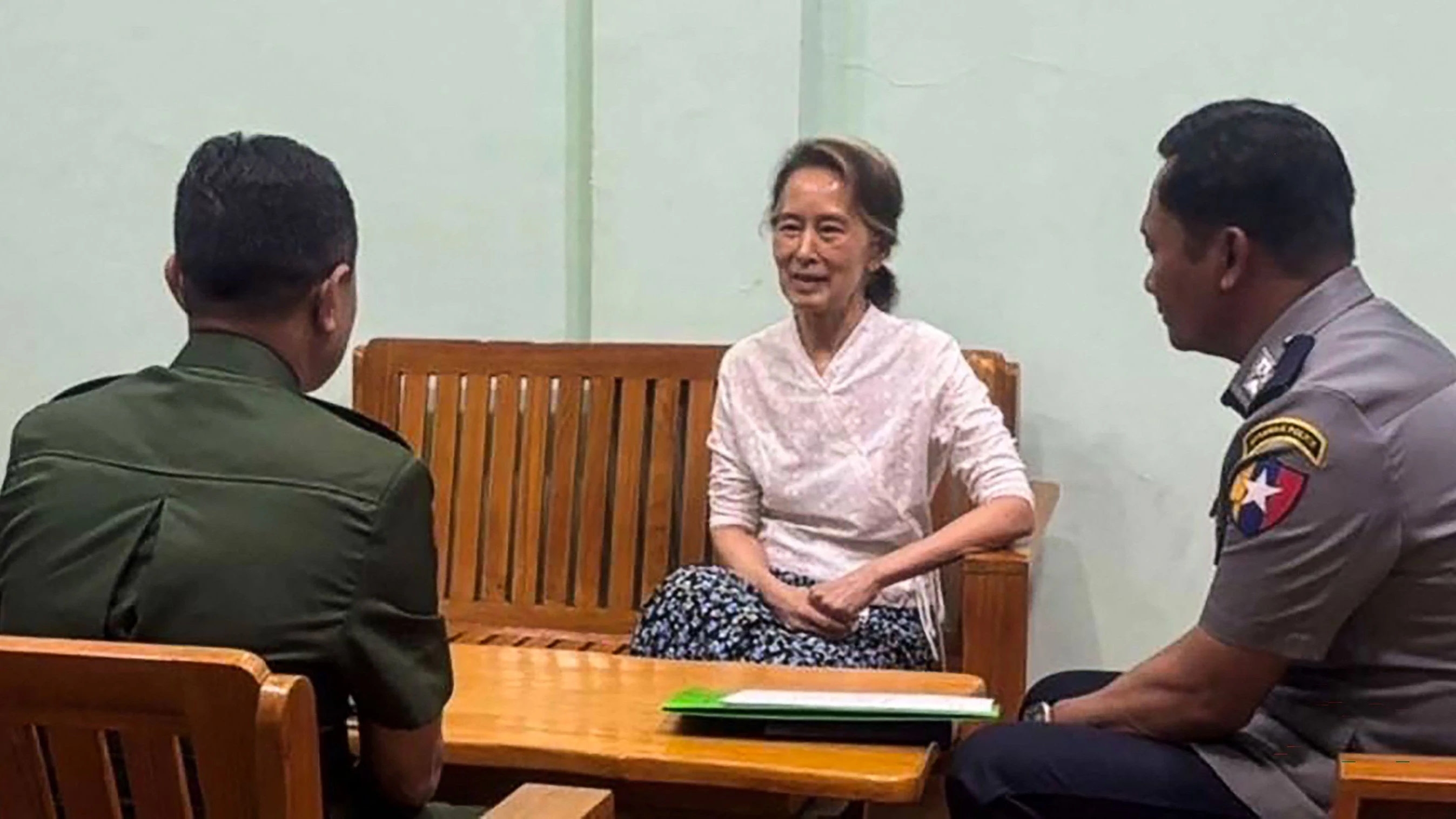 Bild: Berichte von Staatsmedien: Aung San Suu Kyi angeblich in den Hausarrest verlegt