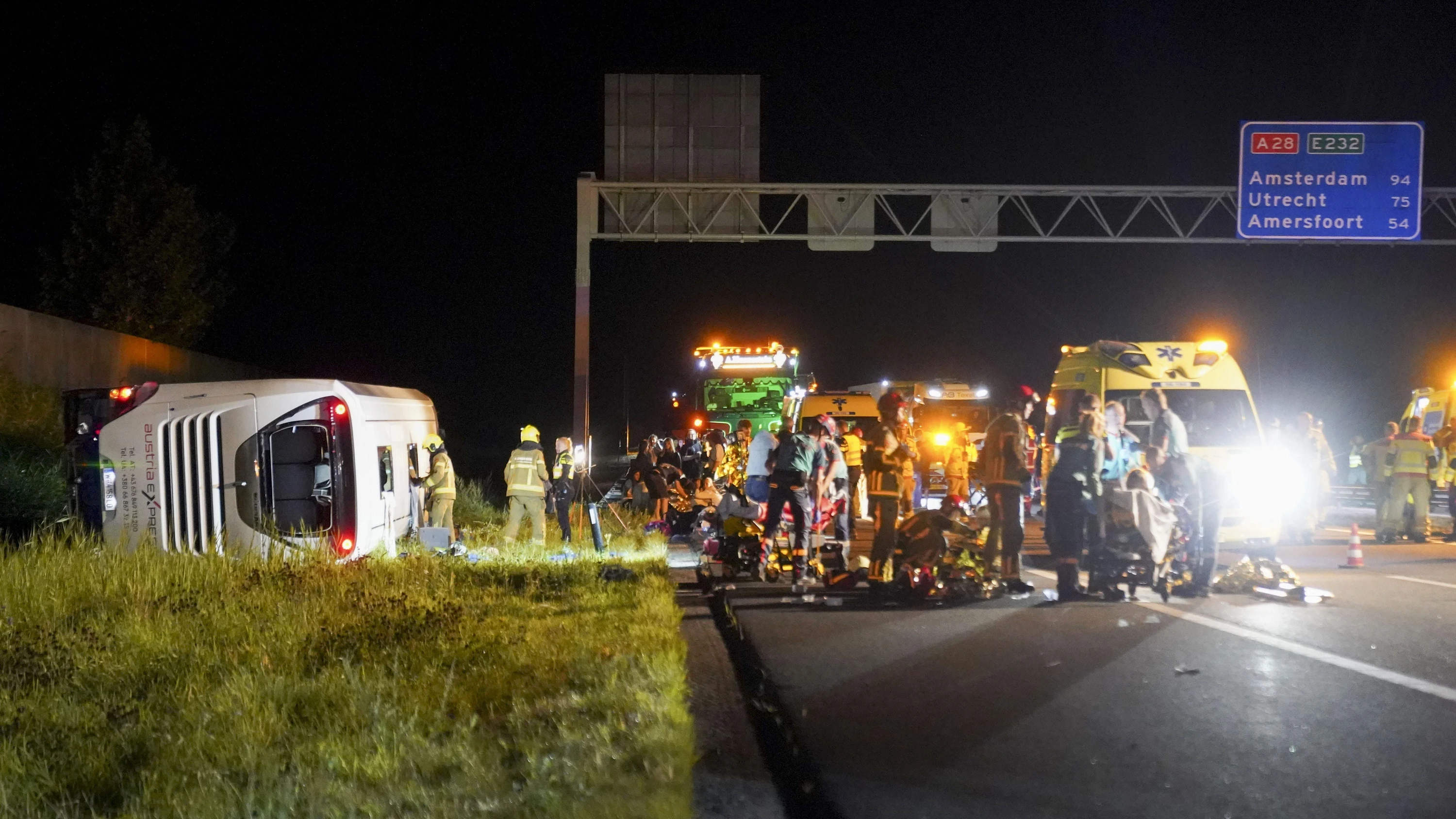 Von der Fahrbahn abgekommen: Acht verletzte Personen wurden nach dem Unfall in den Niederlanden ins Krankenhaus gebracht. - EPA