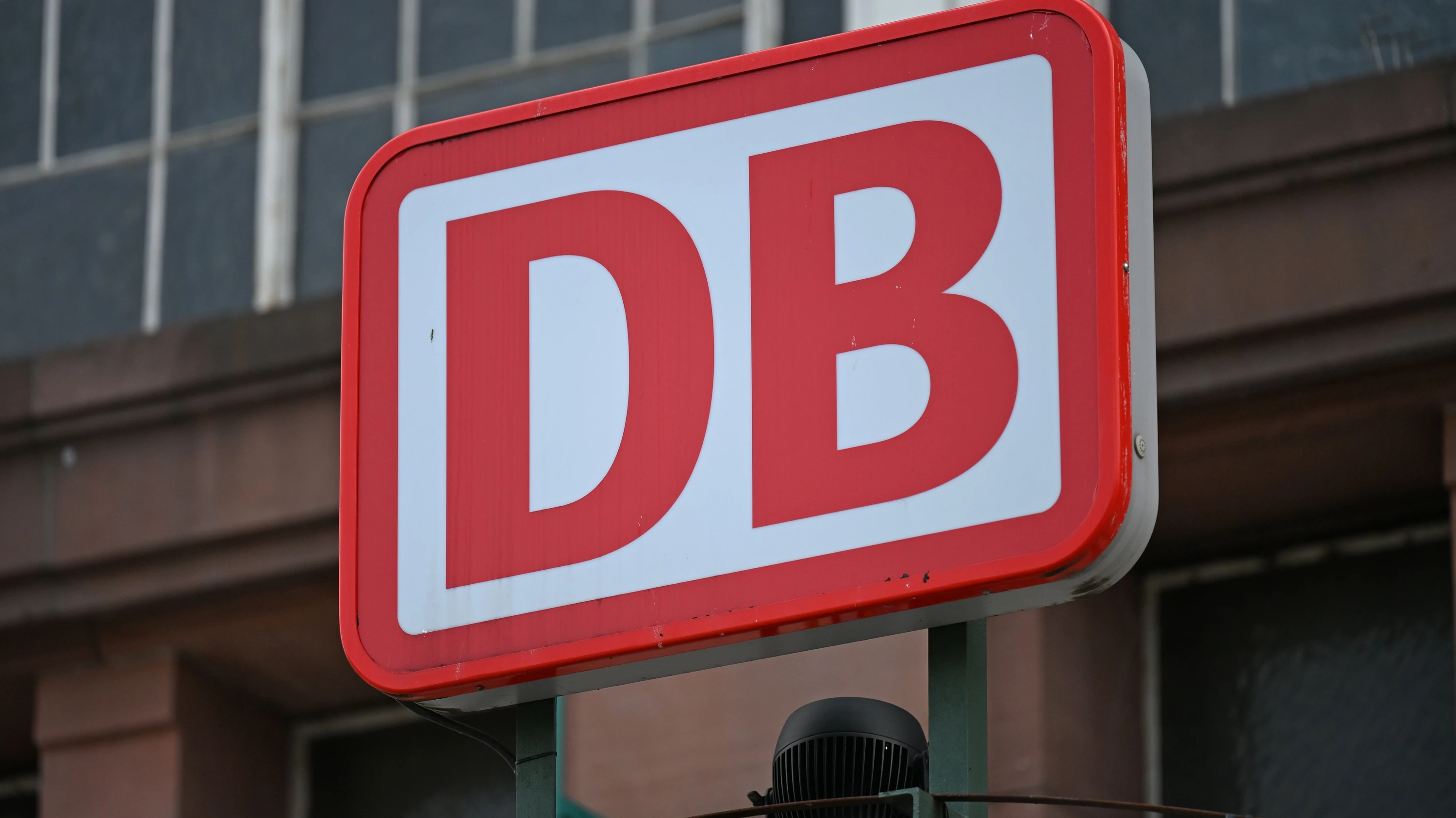 Fahrscheinkontrolle: Bahn-Sicherheitsmann stürzt nach Streit aus fahrendem Zug