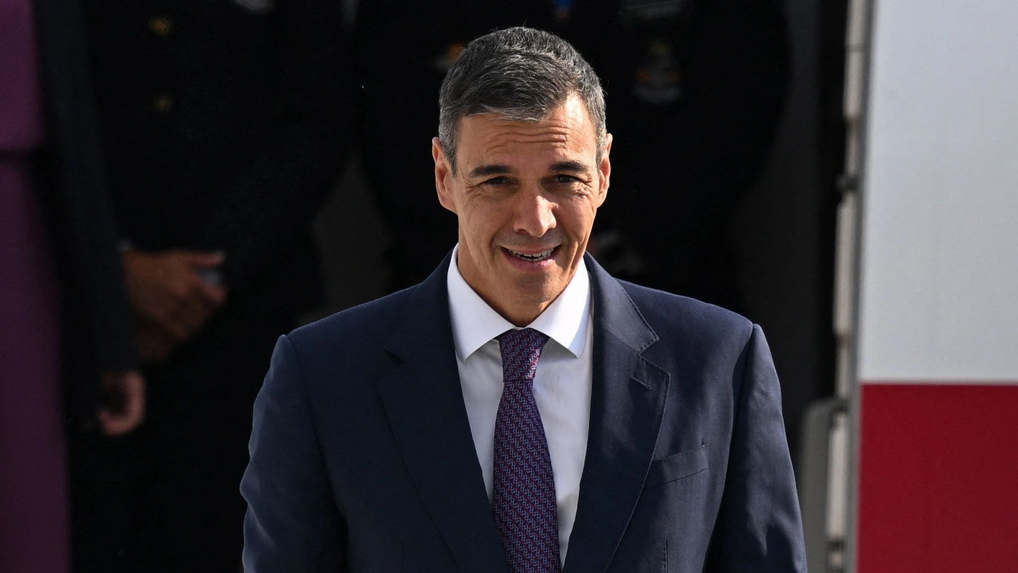 Spaniens Regierungschef Pedro Sanchez bei seiner Ankunft am Flughafen in Ankara am Dienstag. - Reuters