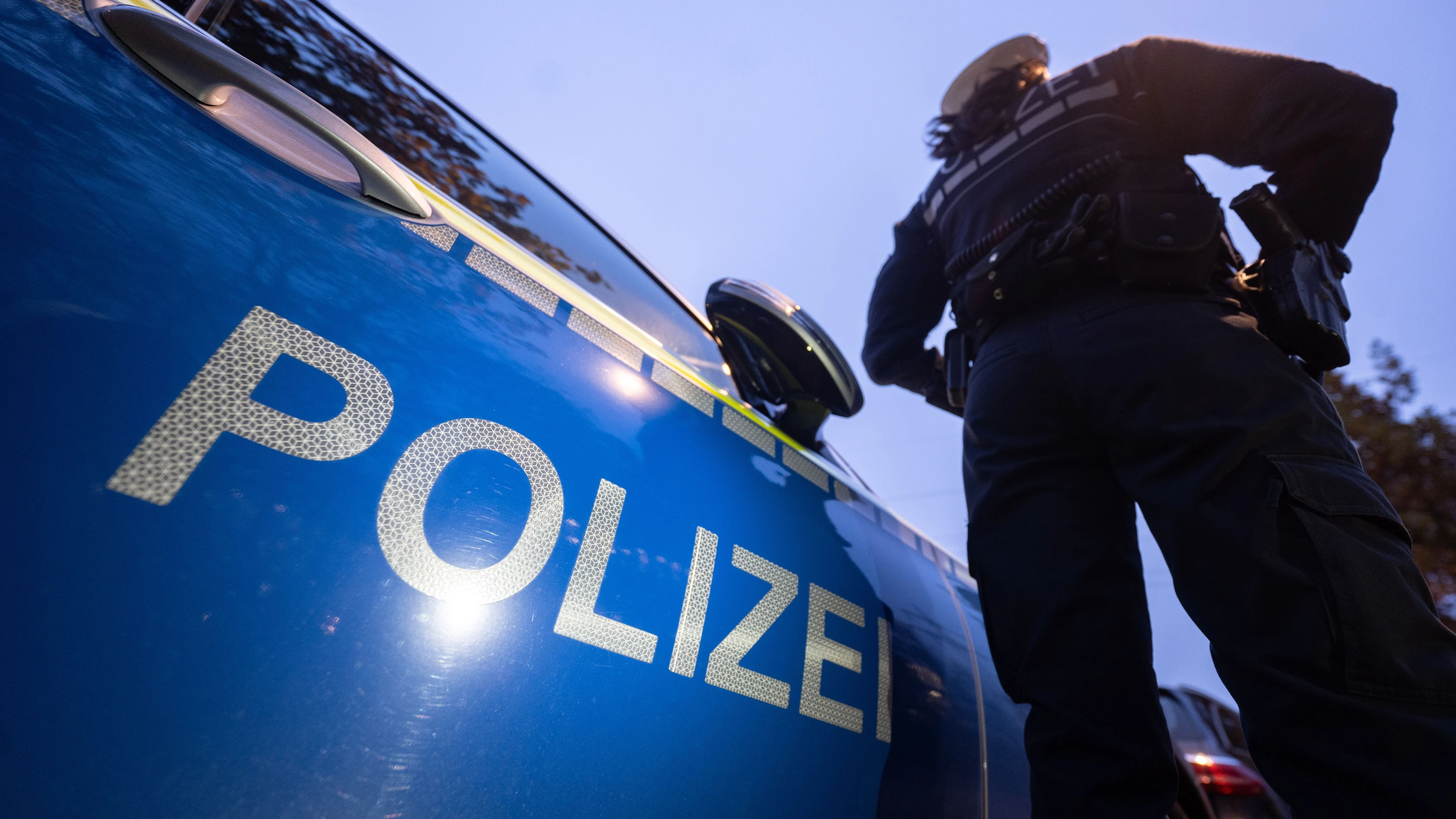 Gegen den Mann wird wegen des Verdachts der versuchten Tötung von Polizeibeamten ermittelt. - dpa