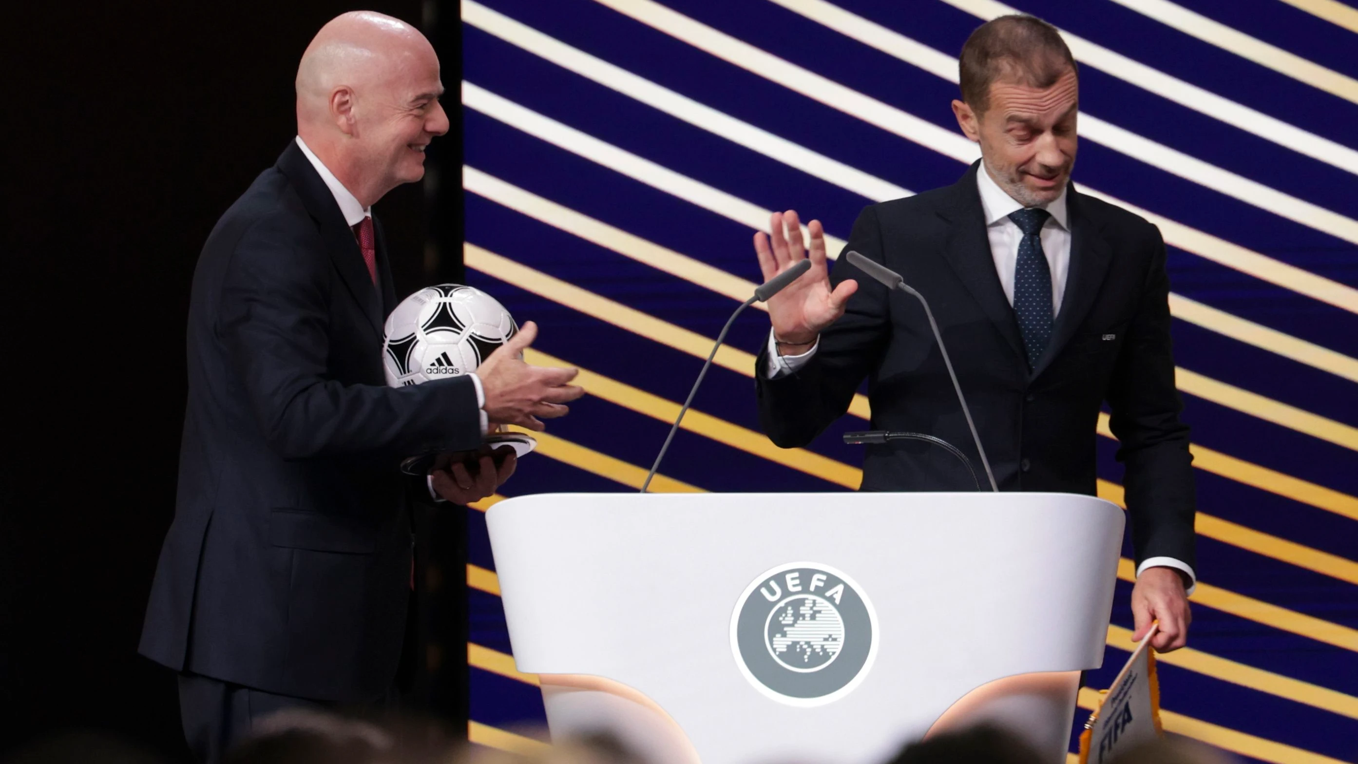 Genug davon: UEFA-Präsident Aleksander Čeferin (re.) und FIFA-Chef Gianni Infantino im Februar in Brüssel - EPA
