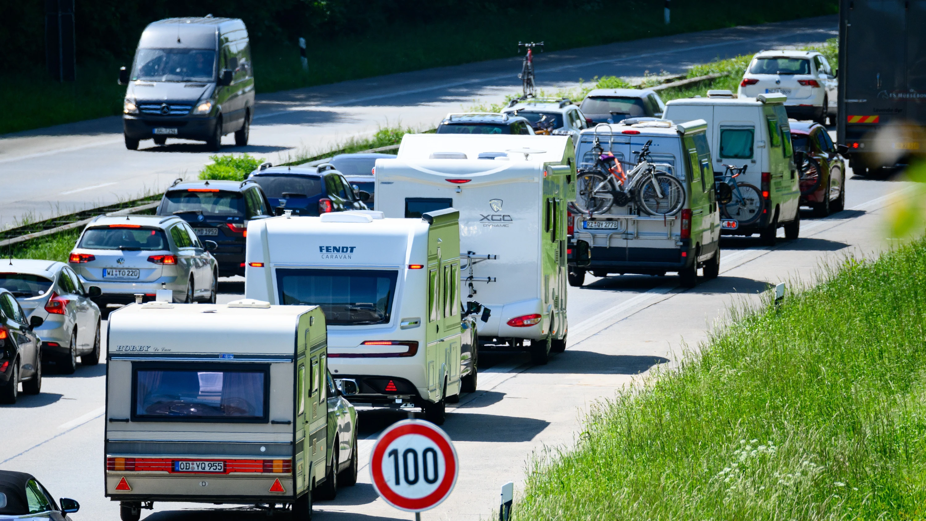 Stau auf der Autobahn in Richtung Dänemark. - dpa