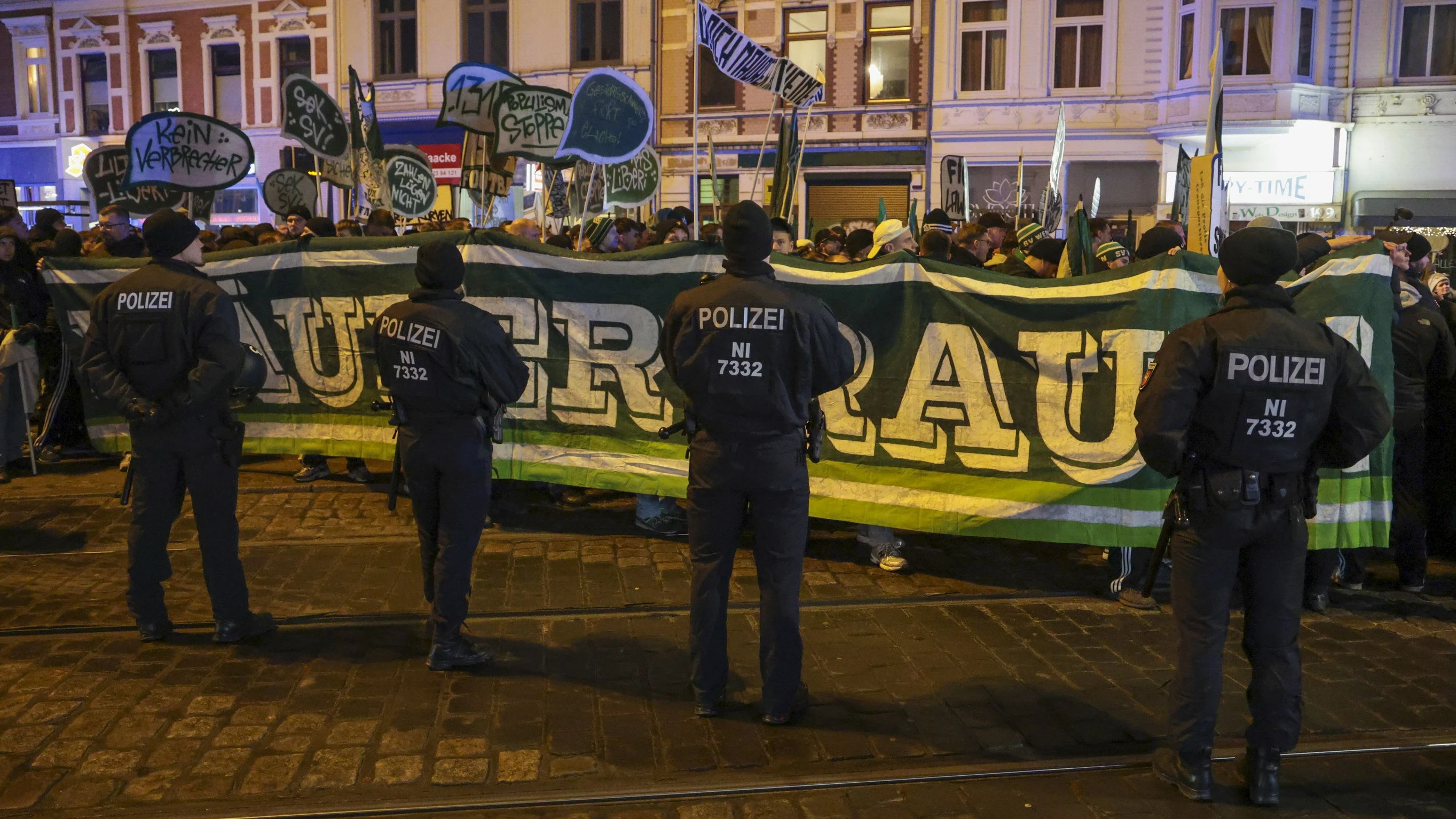 Sicherheit in Fußballstadien: Eingeknickt vor den Fans
