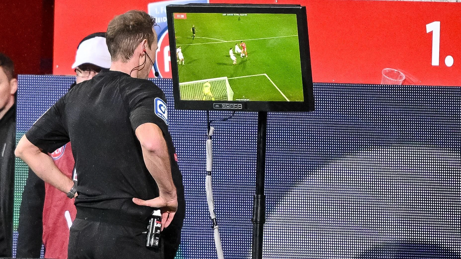 Neue VAR-Regeln: Kandare für Schiedsrichter Neue VAR-Regeln: Kandare für Schiedsrichter