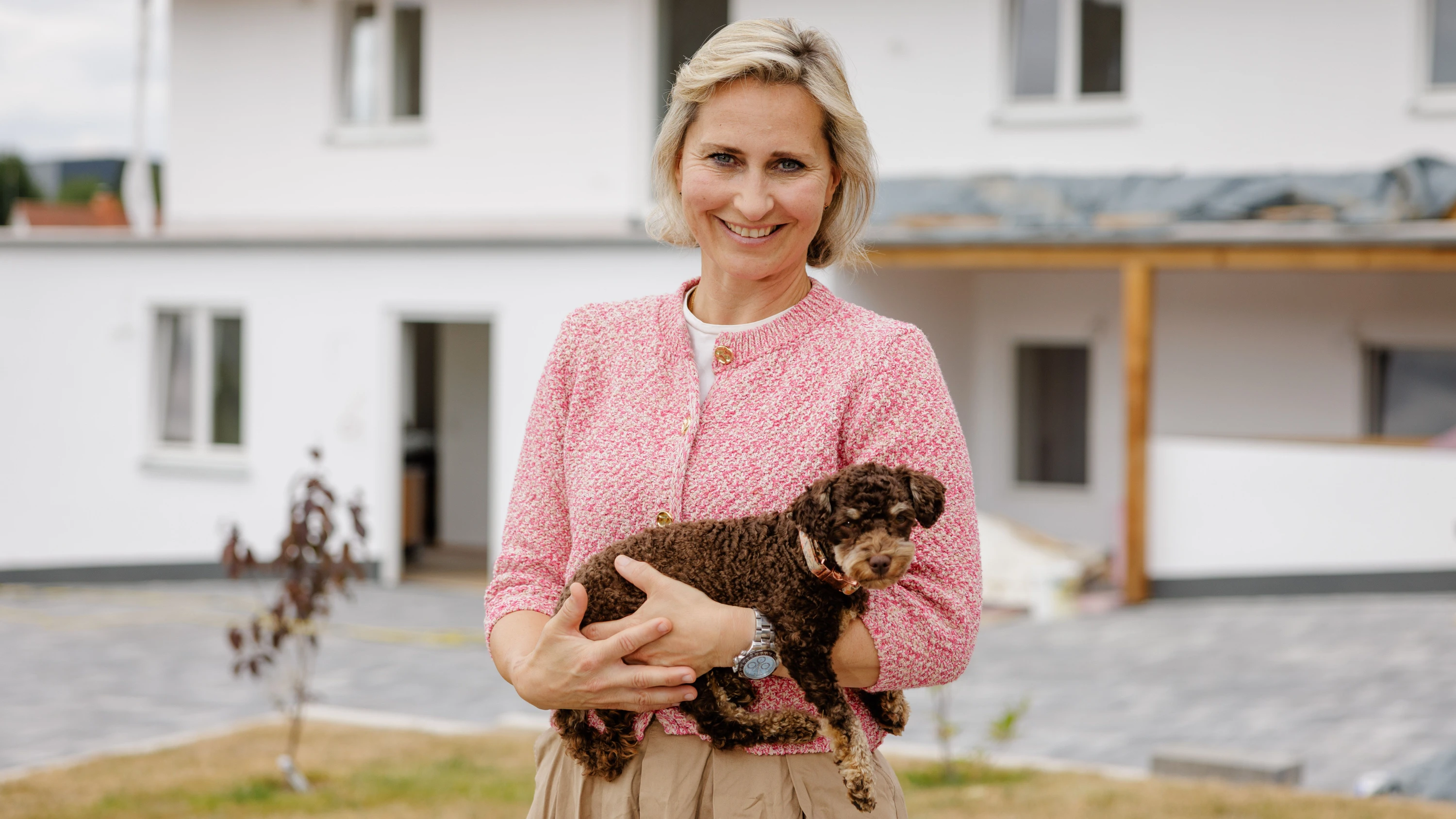 Hat Hildes Heim eingerichtet: Petra Zugmann mit Hund Rosie. - Emil Eichinger