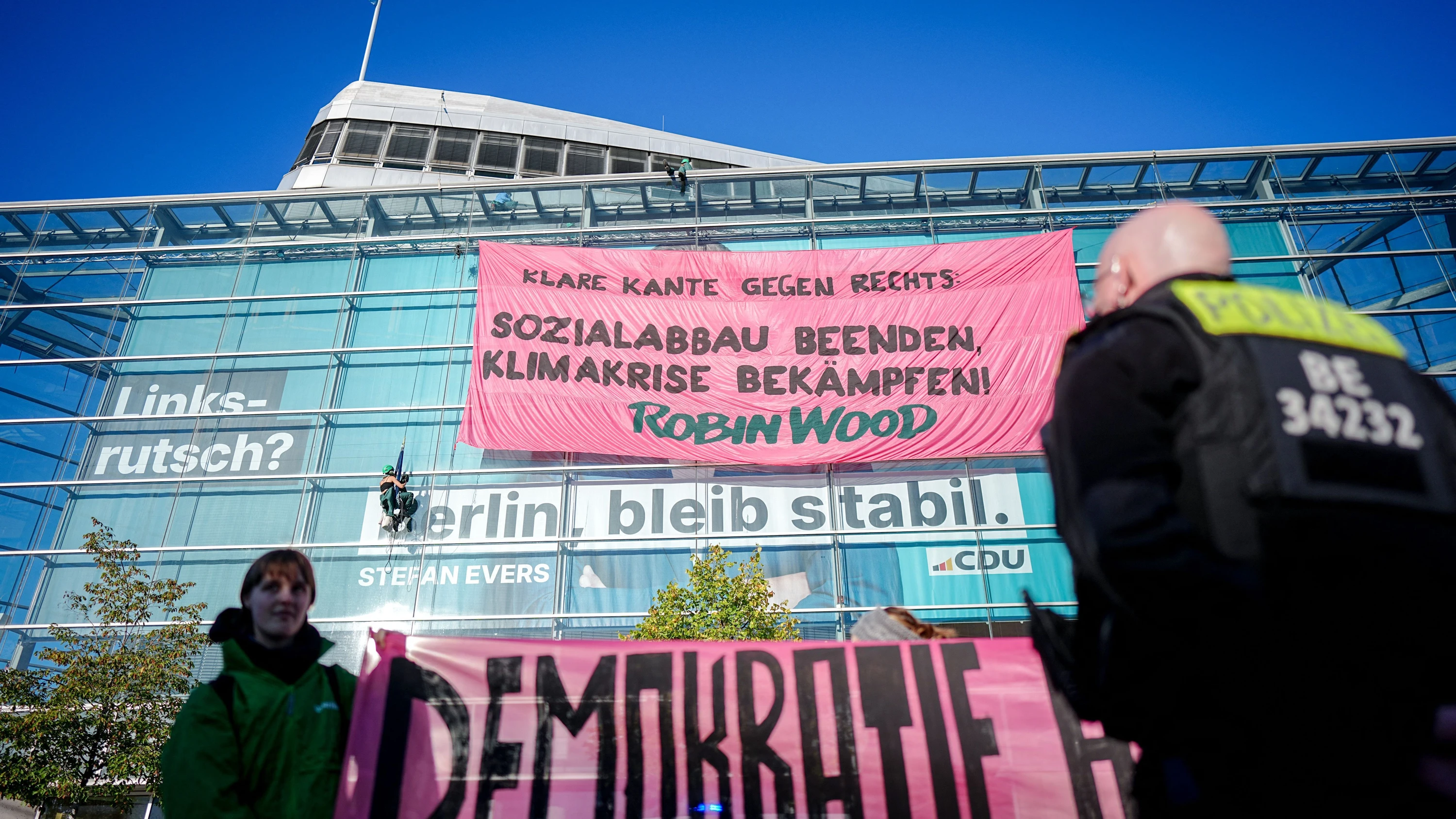 Banner gegen soziale Ungerechtigkeit: Klimaschützer erklettern CDU-Zentrale