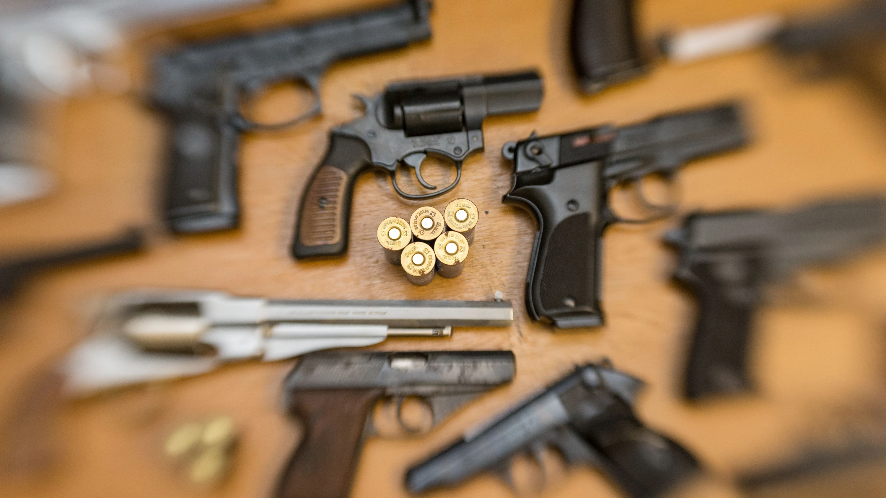 Kriminalstatistik: Mehr Taten mit Schusswaffen in Hessen Nach einem Zehn-Jahres-Hoch bereits im Vorjahr ist die Zahl der Straftaten mit Schusswaffen erneut deutlich gestiegen. Innenminister Poseck (CDU) zeigt Verständnis für Sorgen der Bevölkerung.