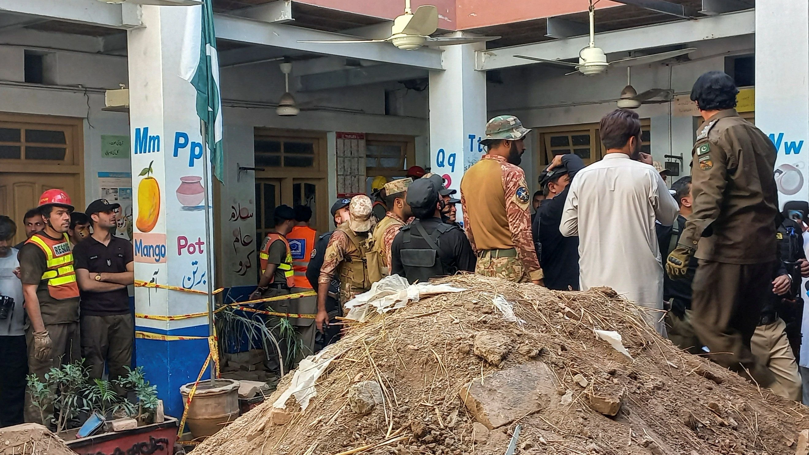 Soldaten und Rettungskräfte sind an der betroffenen Schule in Peshawar im Einsatz. - Reuters