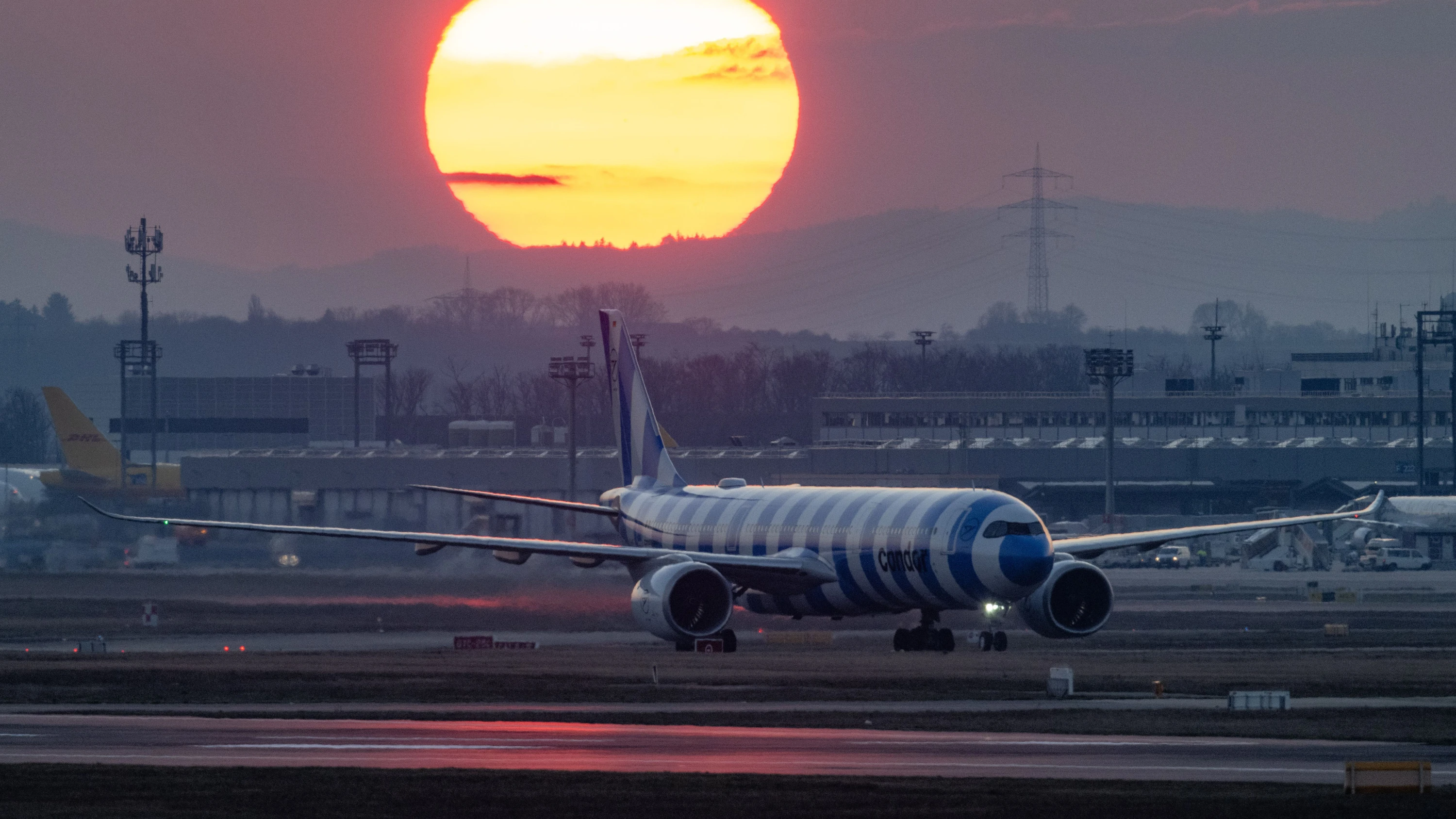 Business-Ticker: Condor-Chef will Emissionshandel wegen des Kerosinmangels aussetzen
