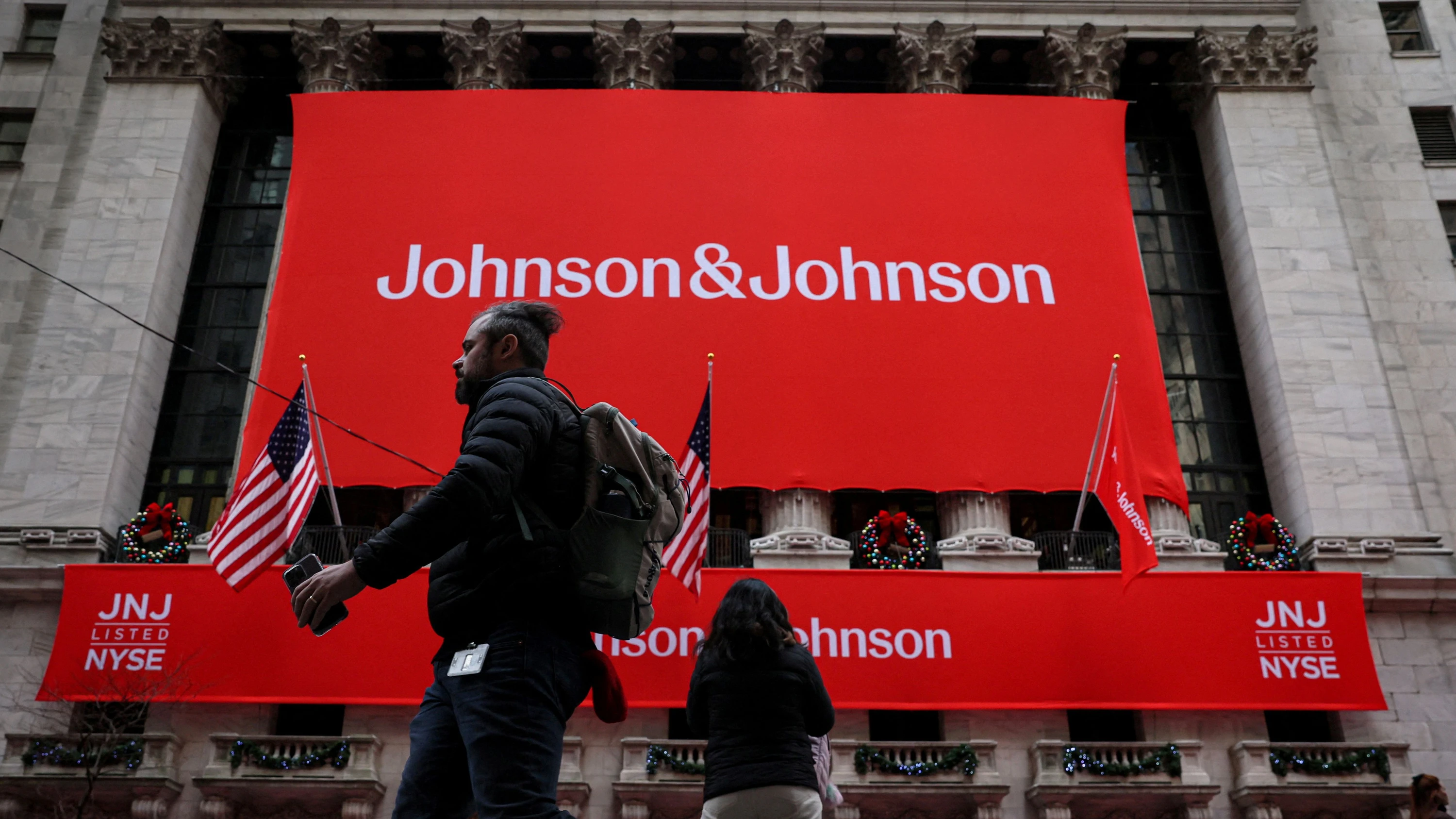 Ein Banner von Johnson & Johnson hängt an der Wall Street in New York. - Reuters