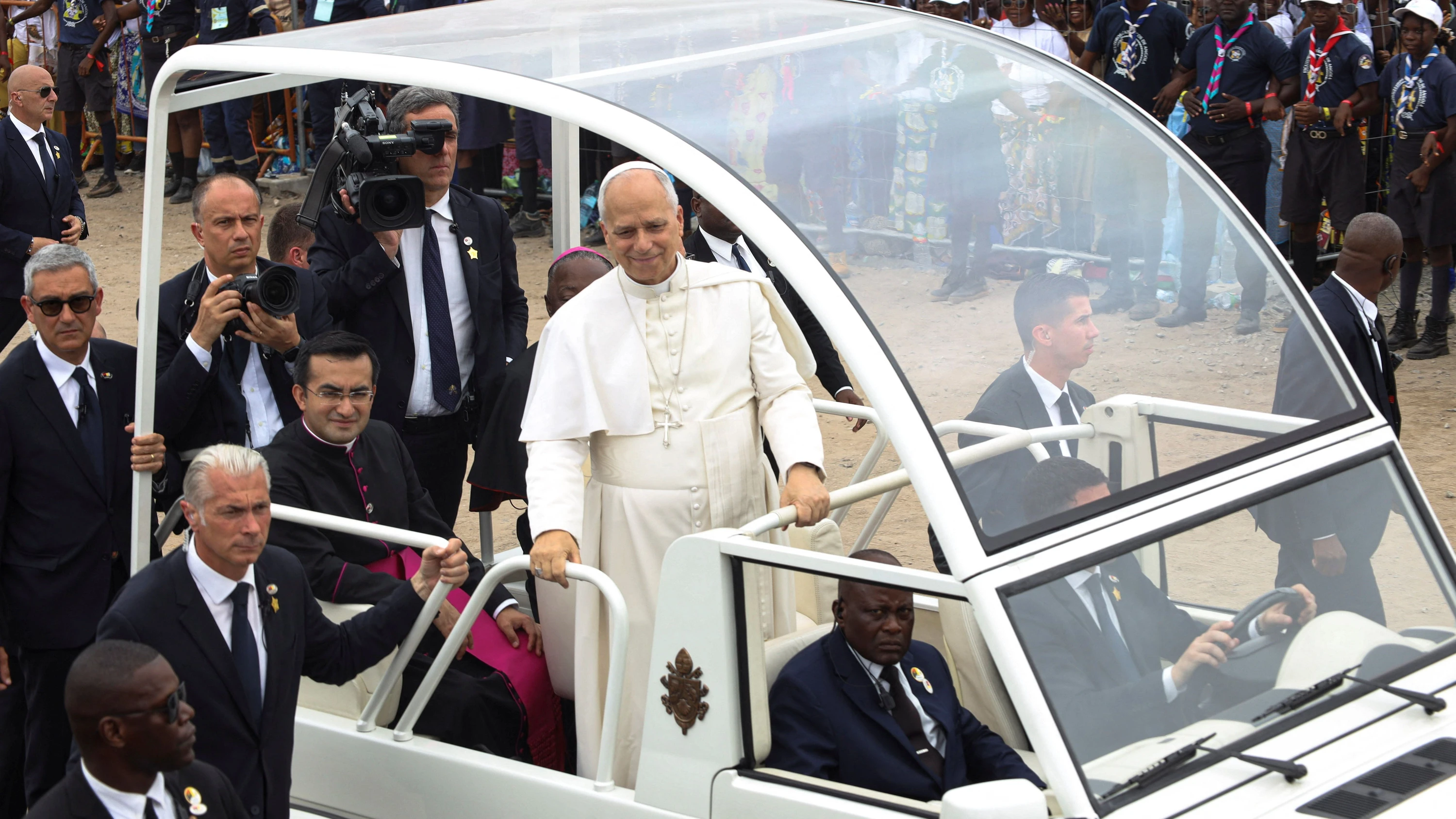 Im April zu Besuch in Angola: Der Papst im Papamobil - Reuters
