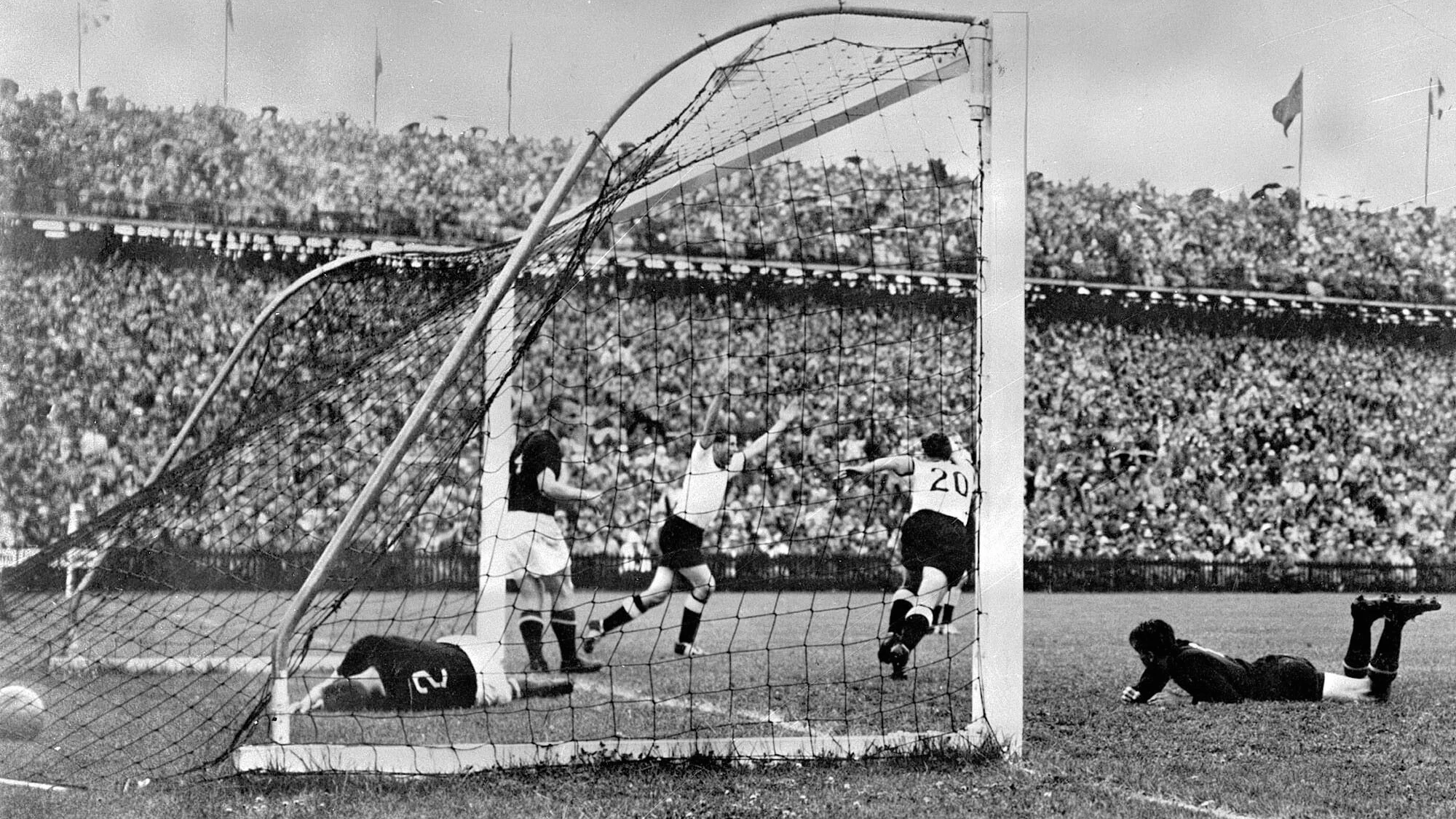 Der Anfang vom Ende des Wunderteams: Das 2:2 für die Deutschen im Endspiel läutet die Niederlage der Ungarn ein. - Picture Alliance