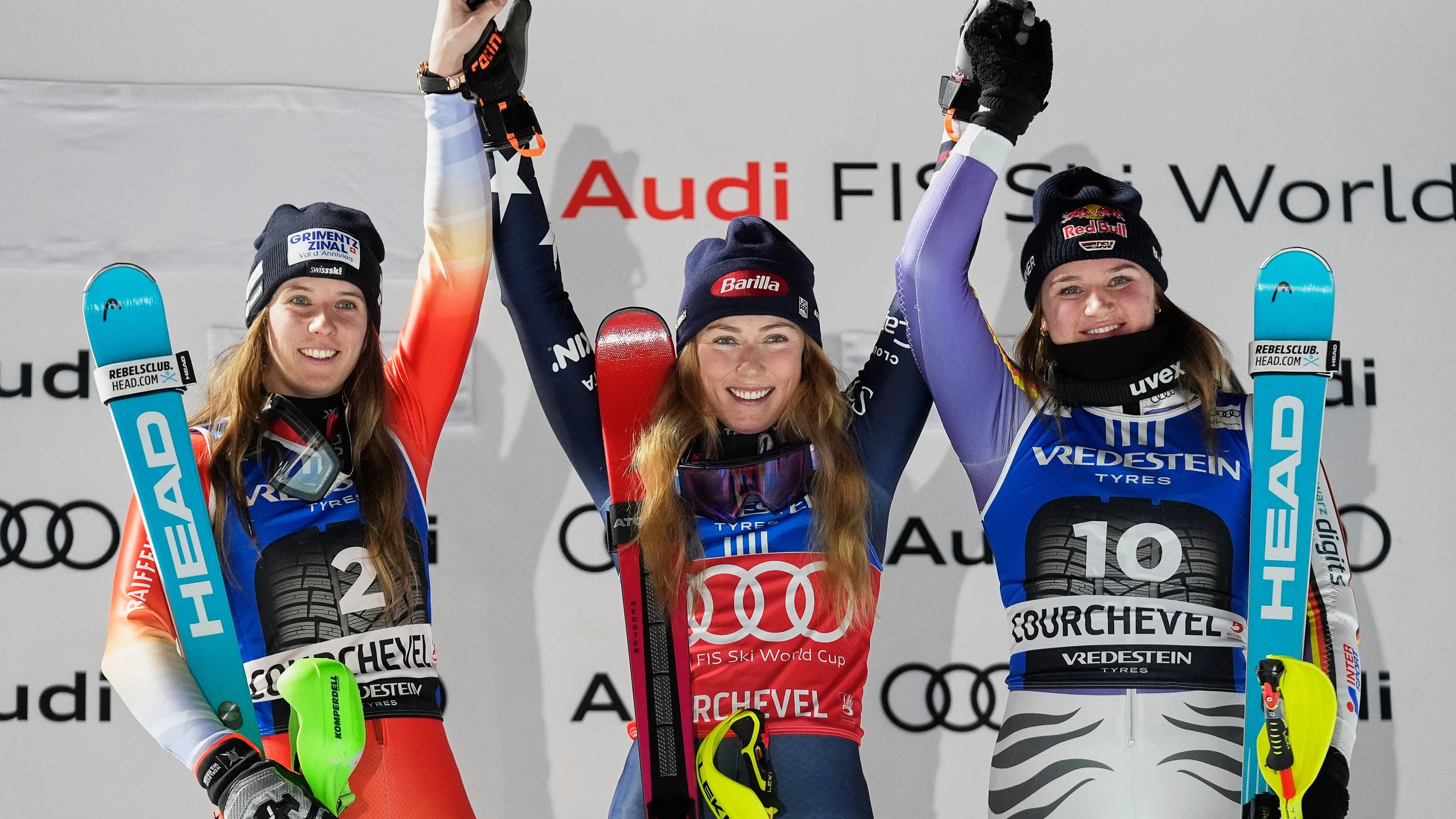 Die drittplatzierte Emma Aicher (r.) jubelt im französischen Courchevel auf dem Podium neben der Siegerin Mikaela Shiffrin (M, USA) und der zweitplatzierten Camille Rast (l, Schweiz). - dpa