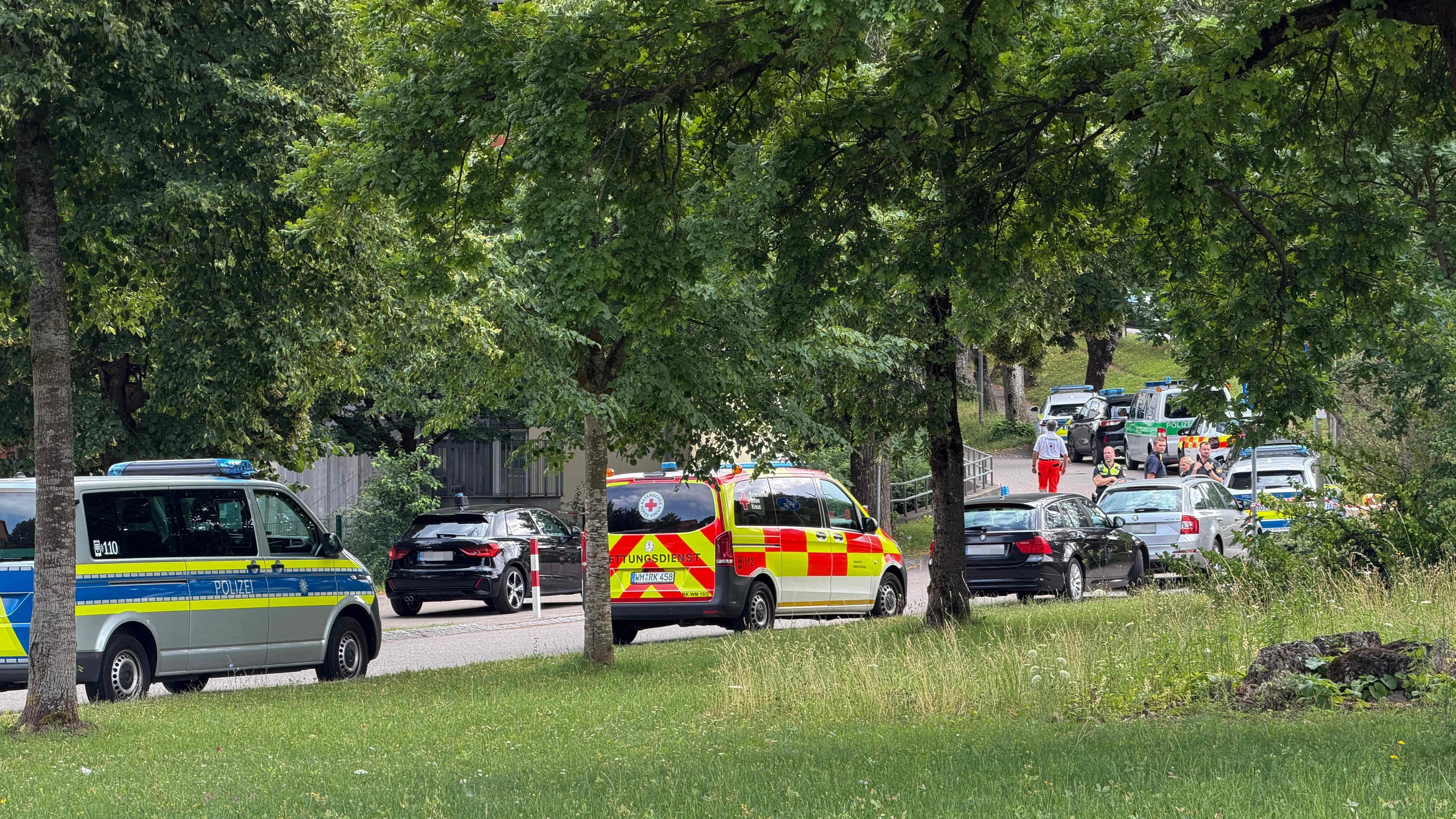 Einsatzfahrzeuge nahe des betroffenen Gymnasiums in Schongau. - AFP