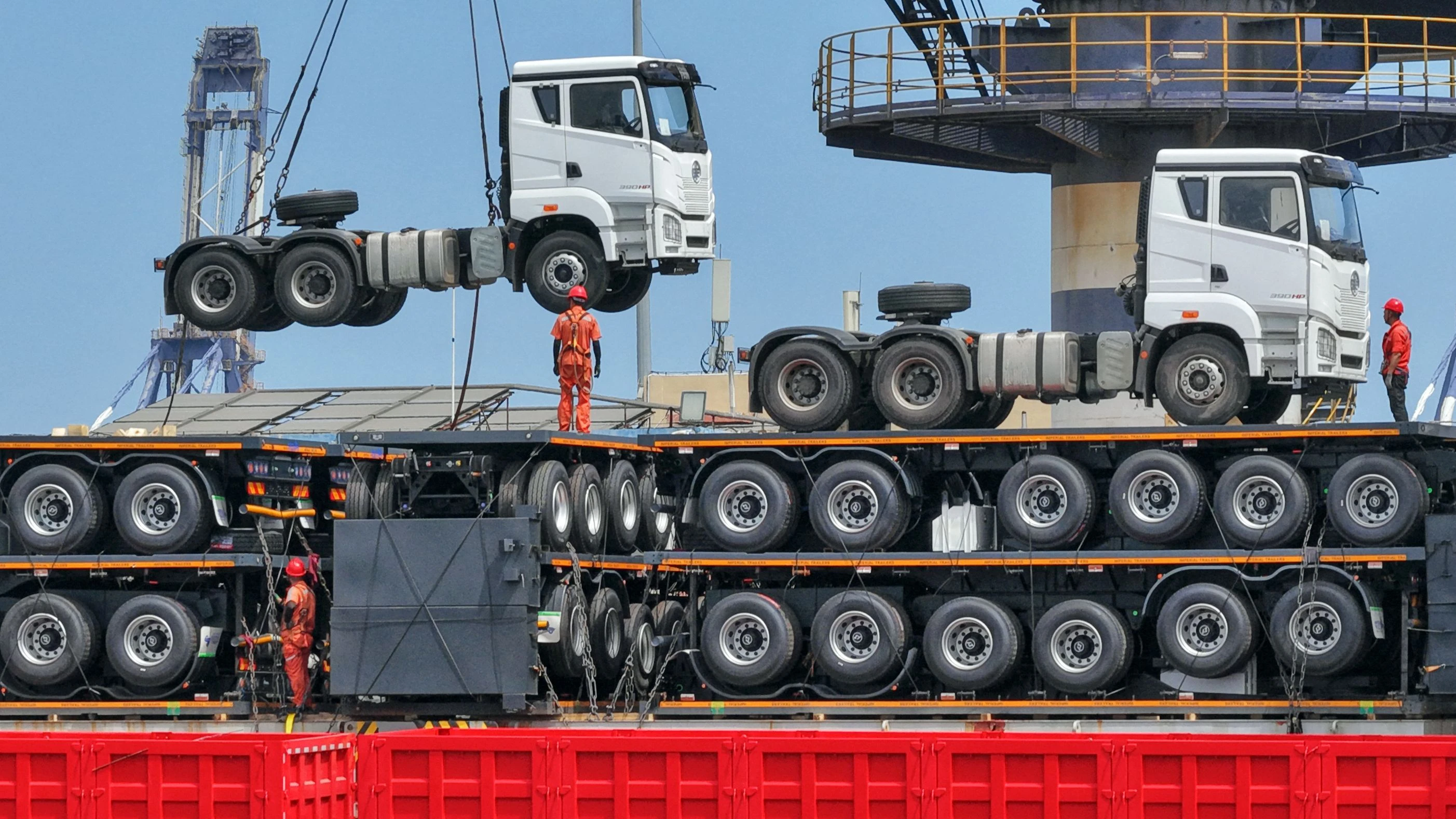 Chinesische Lkw werden für den Export verladen. - AFP