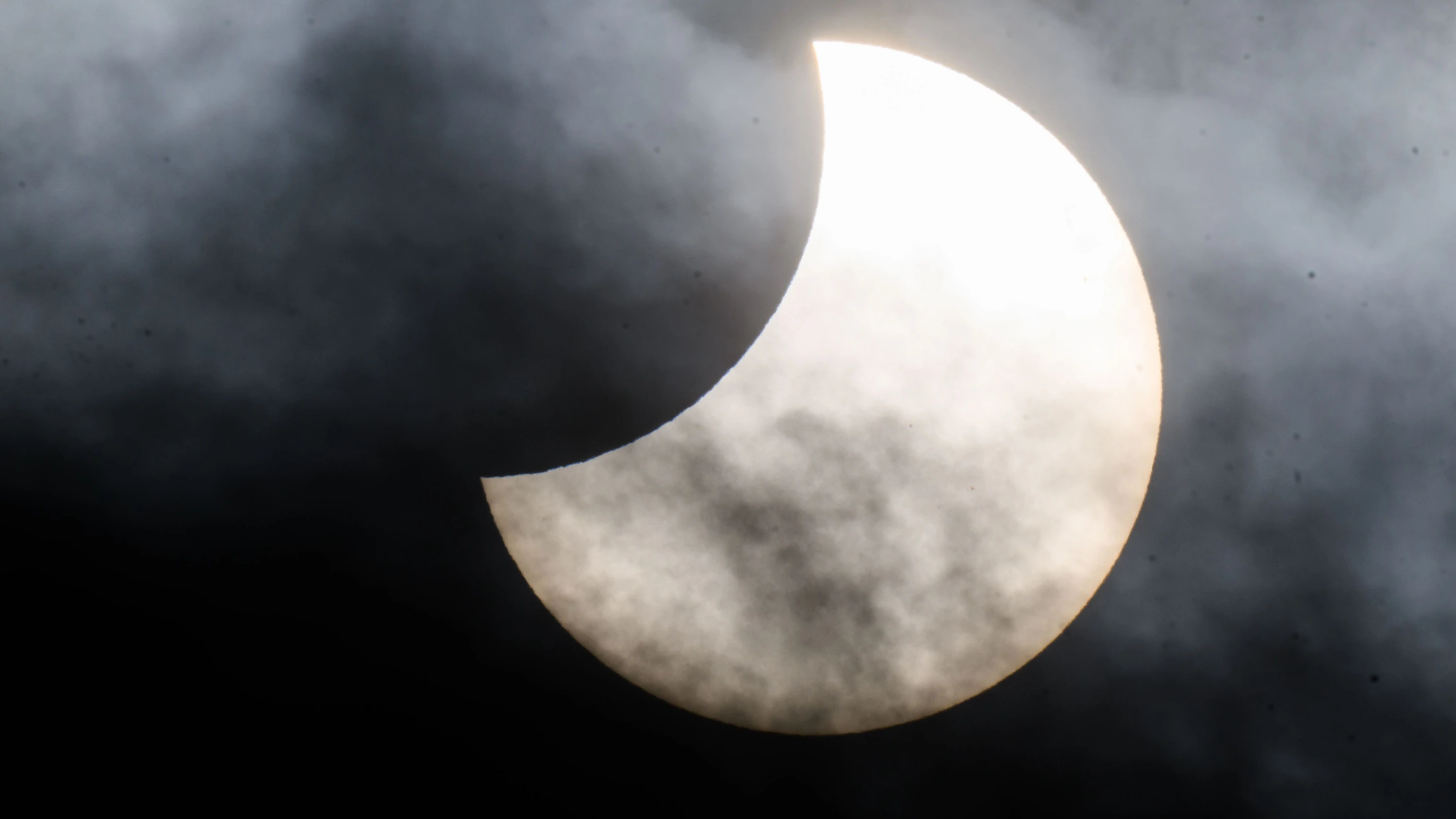 Stabile Stromnetze: Droht bei der Sonnenfinsternis ein Blackout?