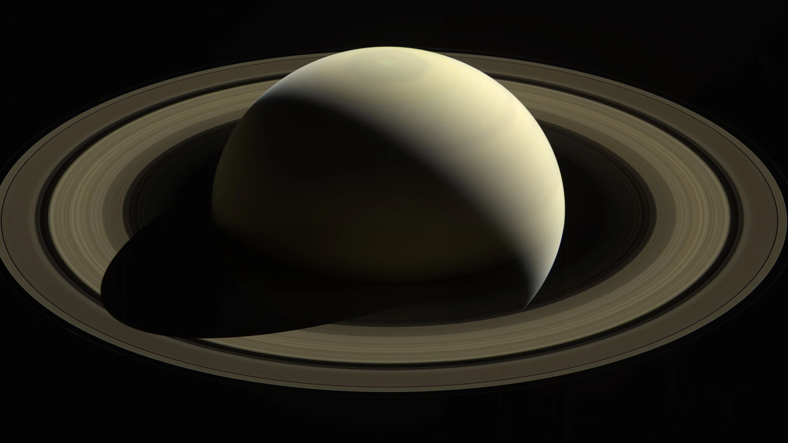 Mit einem Fernrohr im September gut zu sehen: Aber ganz so nah wie der Raumsonde Cassini kommt der Saturn der Erde nicht. - dpa