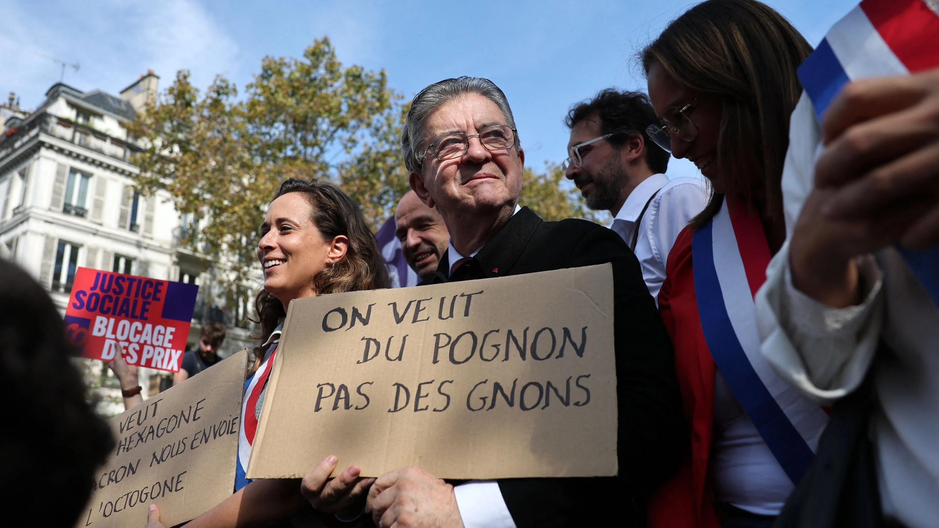 Präsidentschaftskandidat Jean-Luc Mélenchon hält Ende September in Paris ein Schild mit der Aufschrift „Wir wollen Geld, keine Schläge“. - AFP
