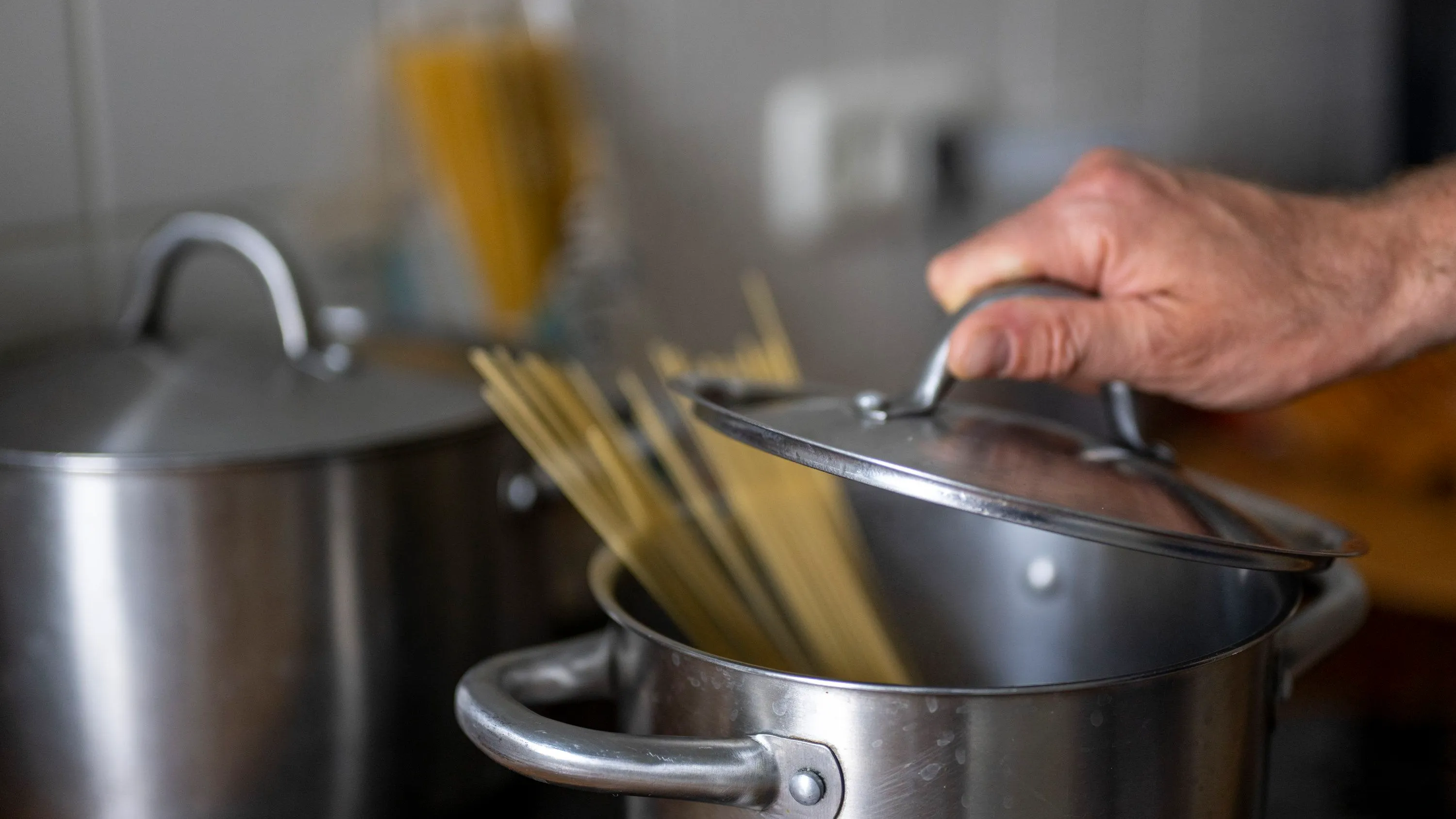Rhein-Main-Liveblog: Einbrecher kochen Nudeln im Schwimmbad