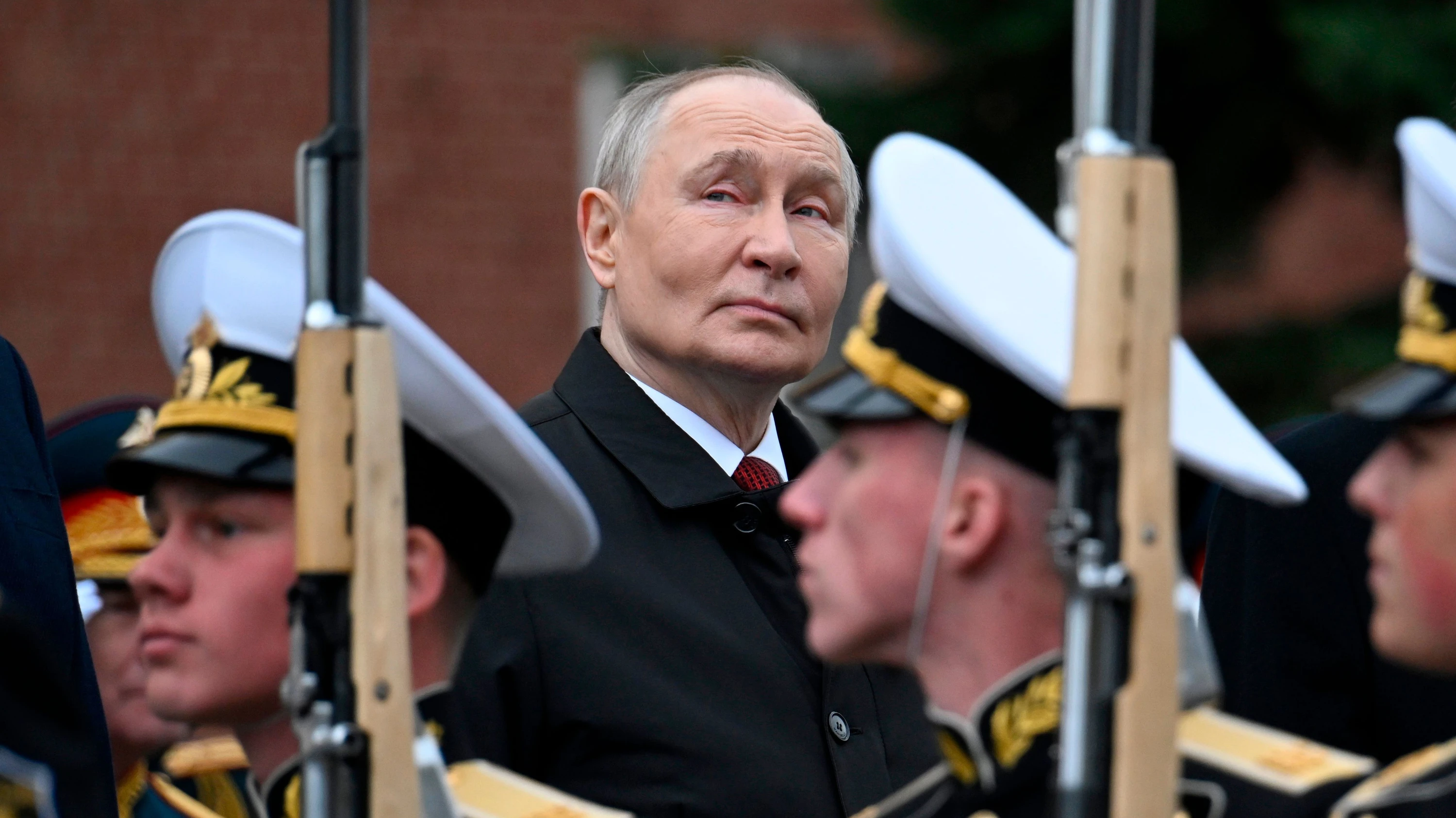 gefährliche Entwicklungen: Amerika droht mit Abzug, Russland mit Krieg